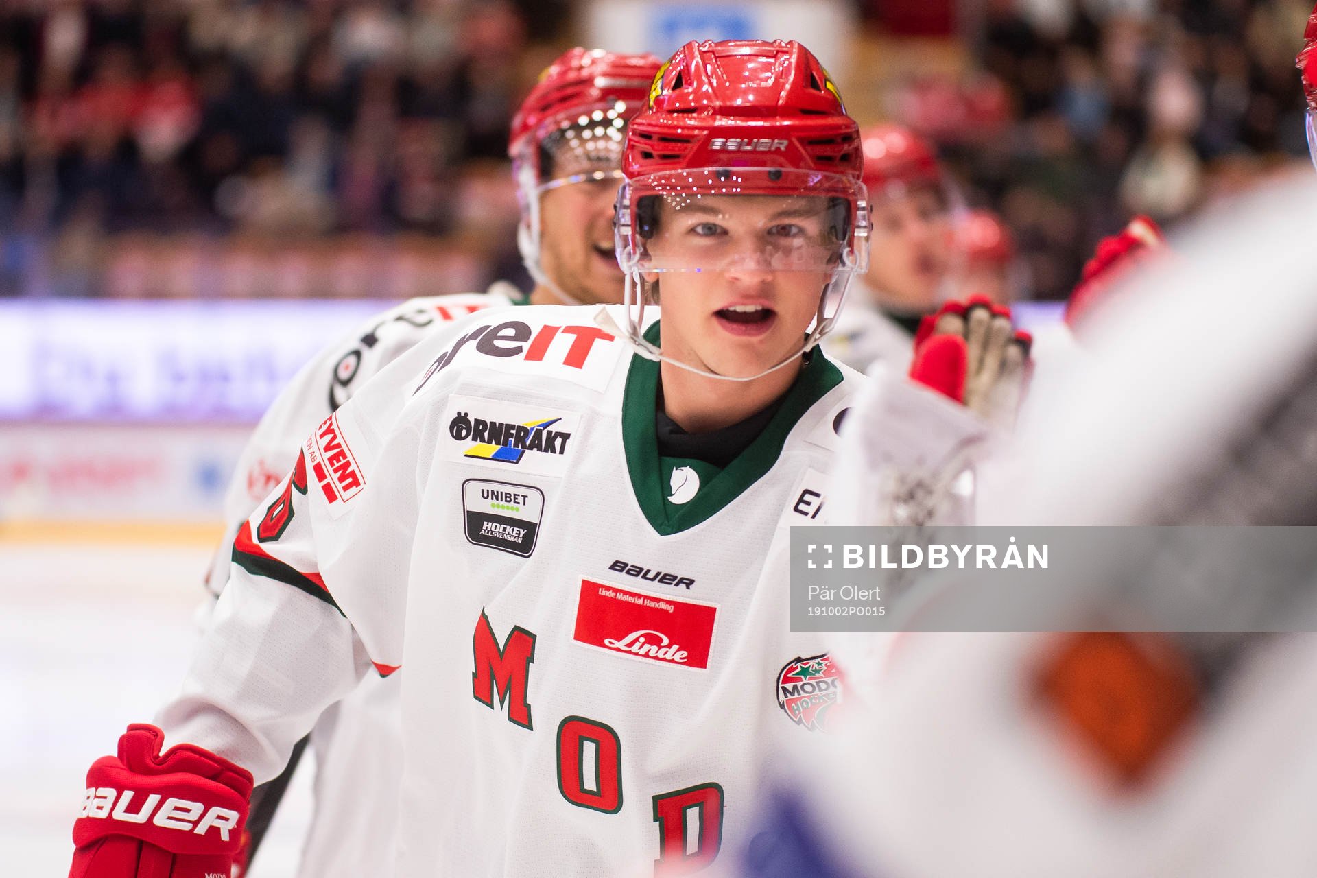 Modos Mattias Norlinder jublar med lagkamrater