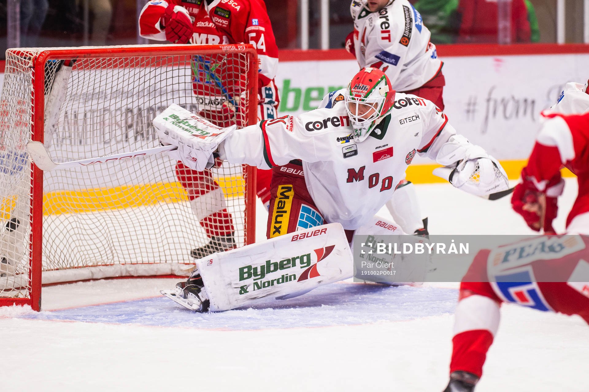 Timrås Jens Lööke gör 1-1 bakom Modos Linus Pettersson