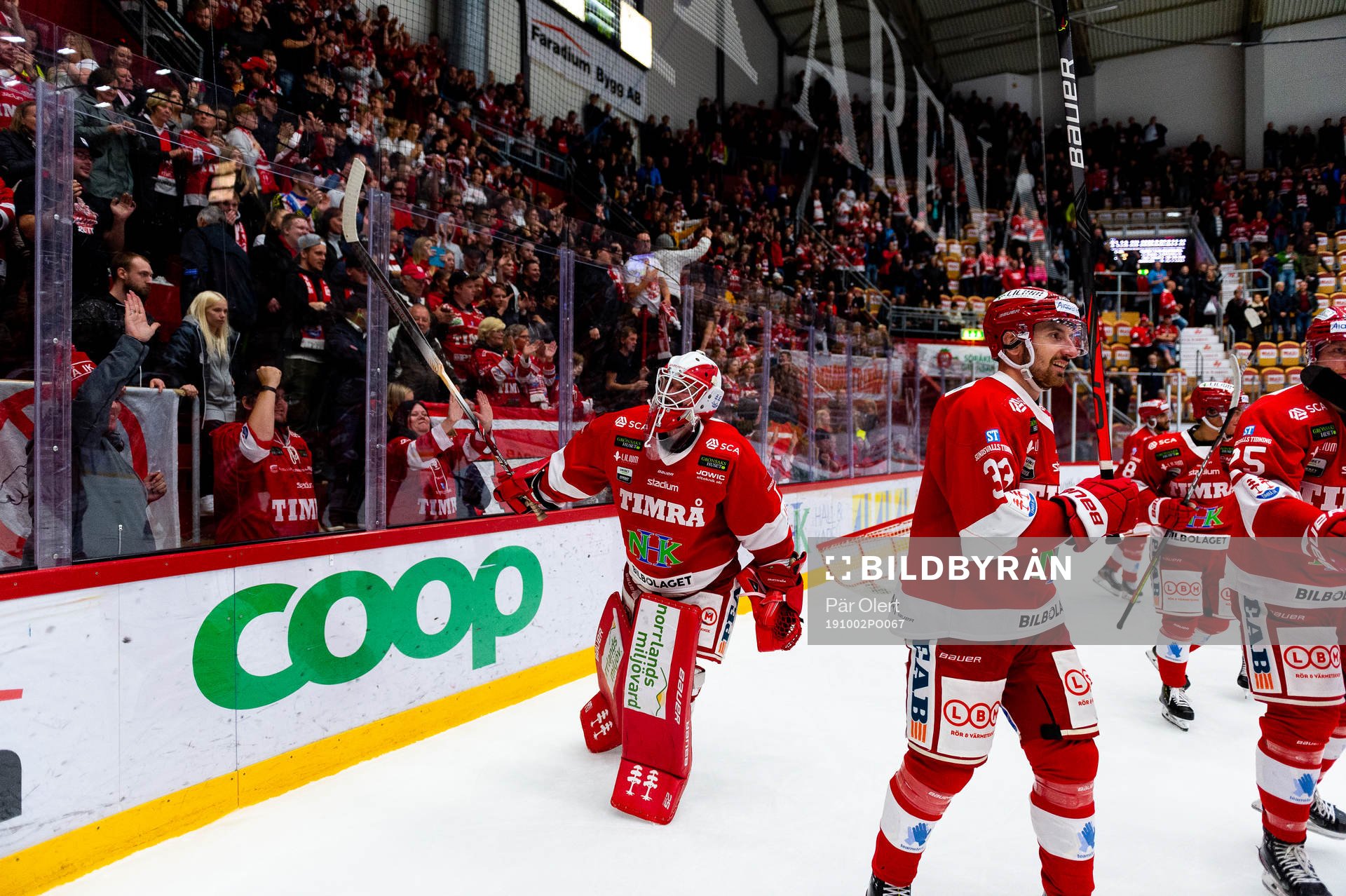 Timrås målvakt Victor Brattström jublar