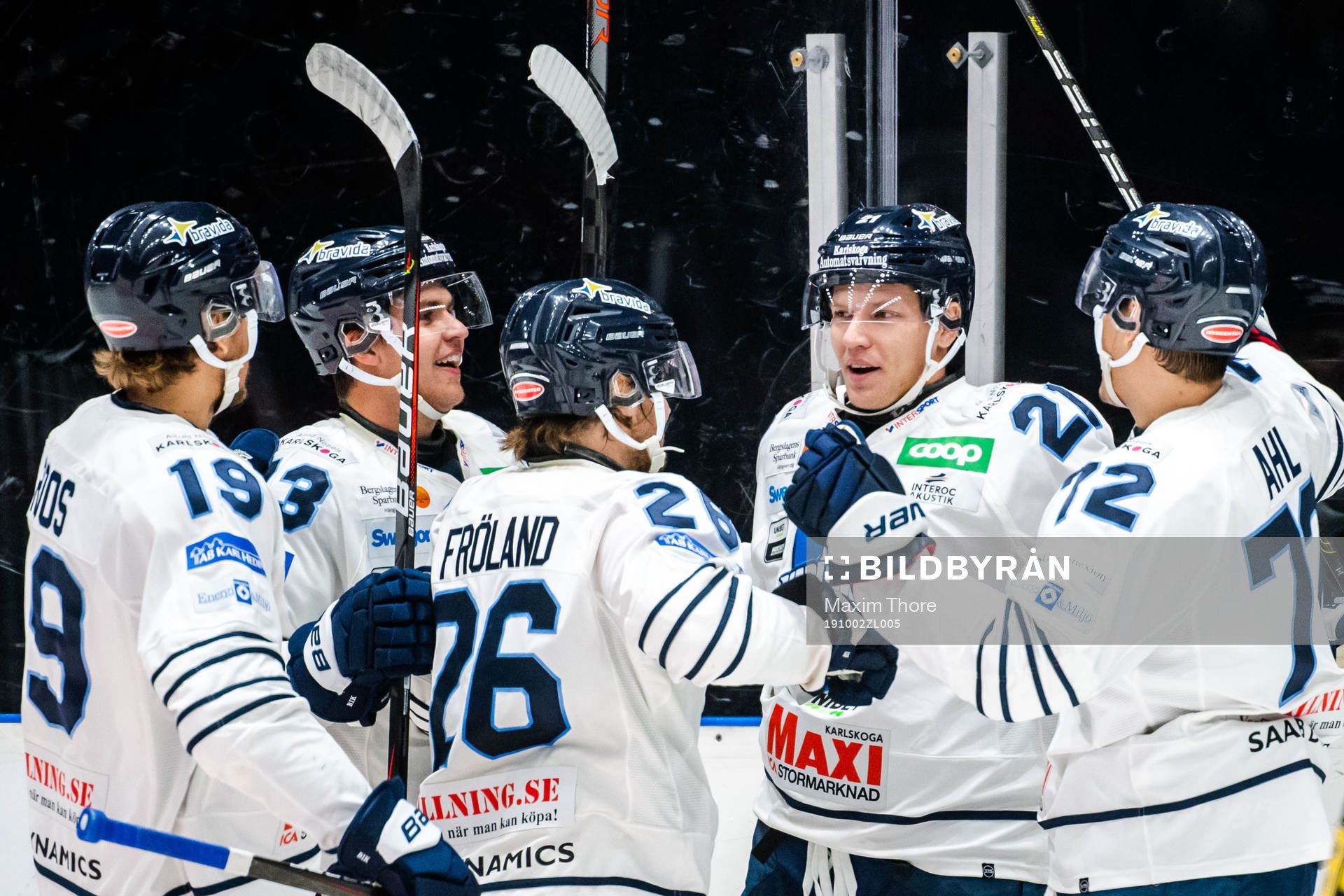 Karlskogas Tor Immo jublar med lagkamrater