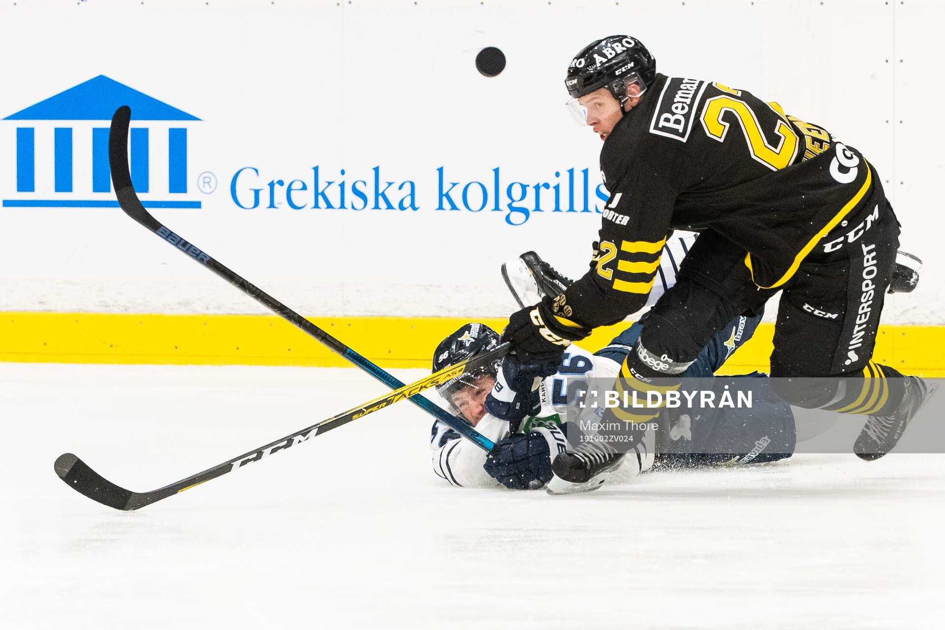 s Isac Heens i kamp om pucken