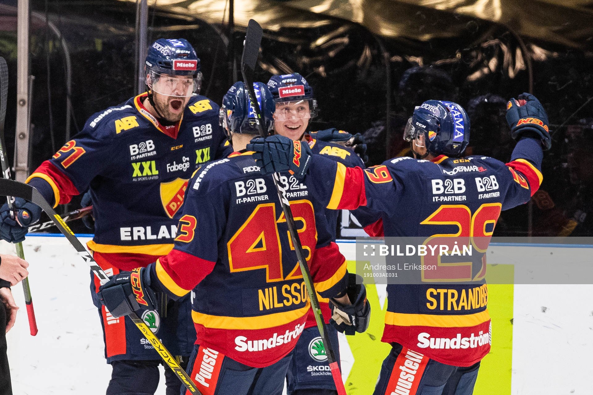 Djurgårdens Patrik Berglund jublar med Tom Nilsson och