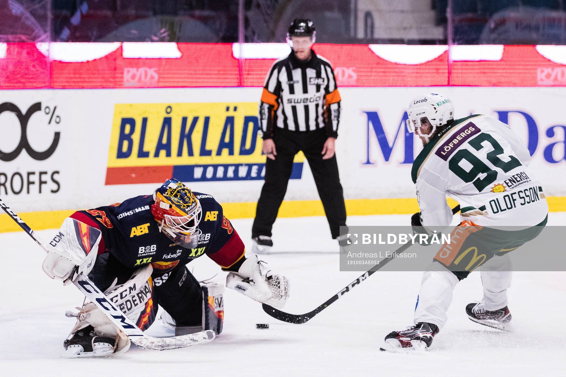 Djurgårdens målvakt Niklas Svedberg räddar en straff