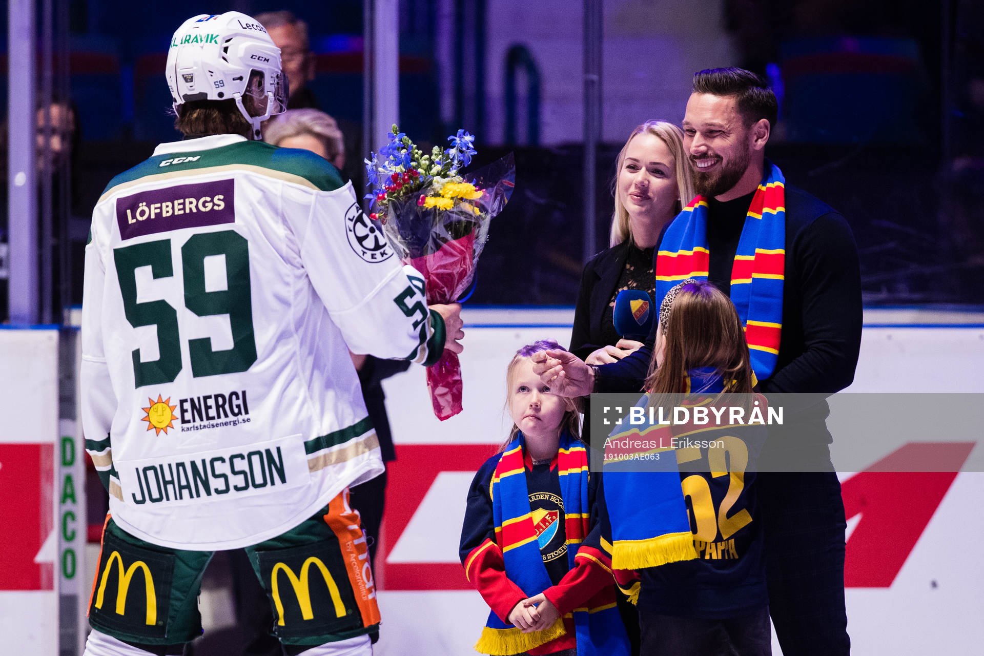 Färjestads Linus Johansson överräcker en buket blommor