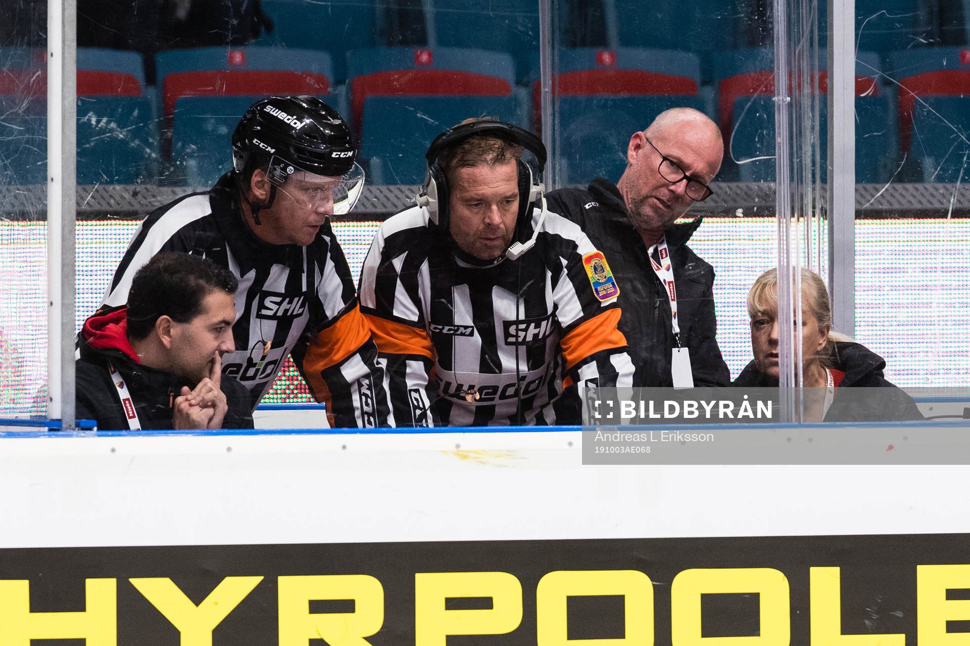 Domarna Daniel Winge och Patrik Sjöberg ringer för