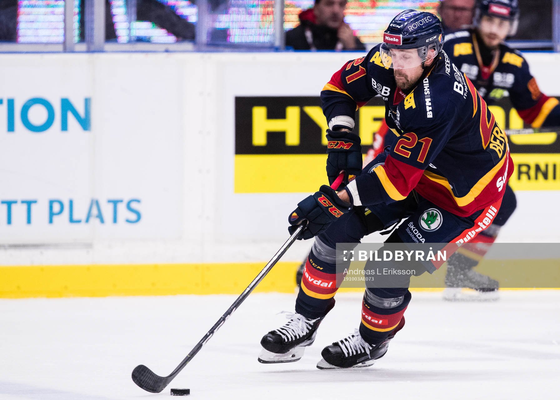 Djurgårdens Patrik Berglund med pucken