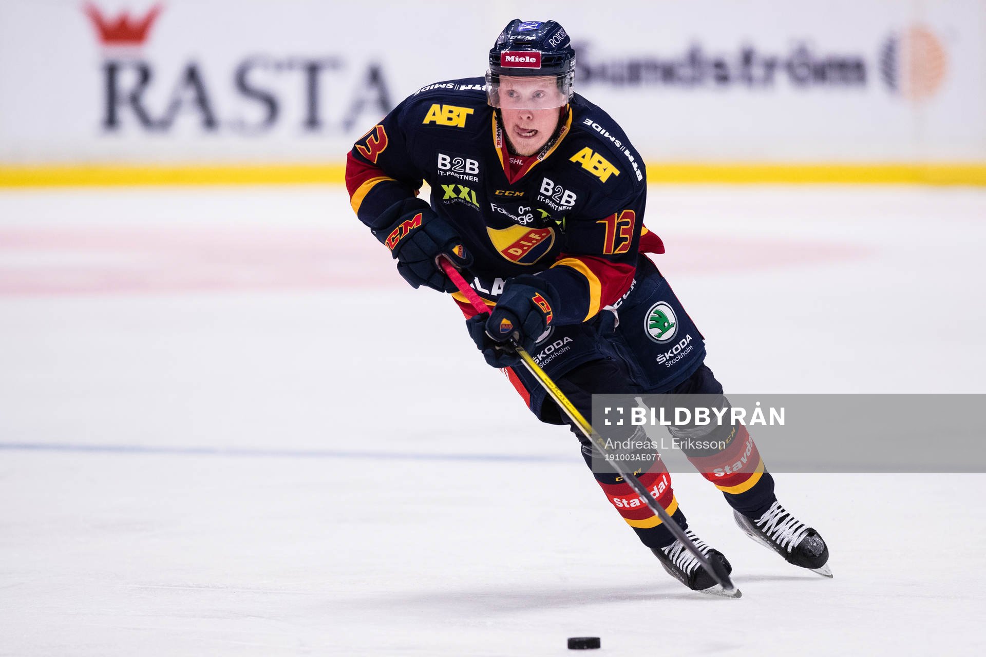 Djurgårdens Kalle Östman med pucken