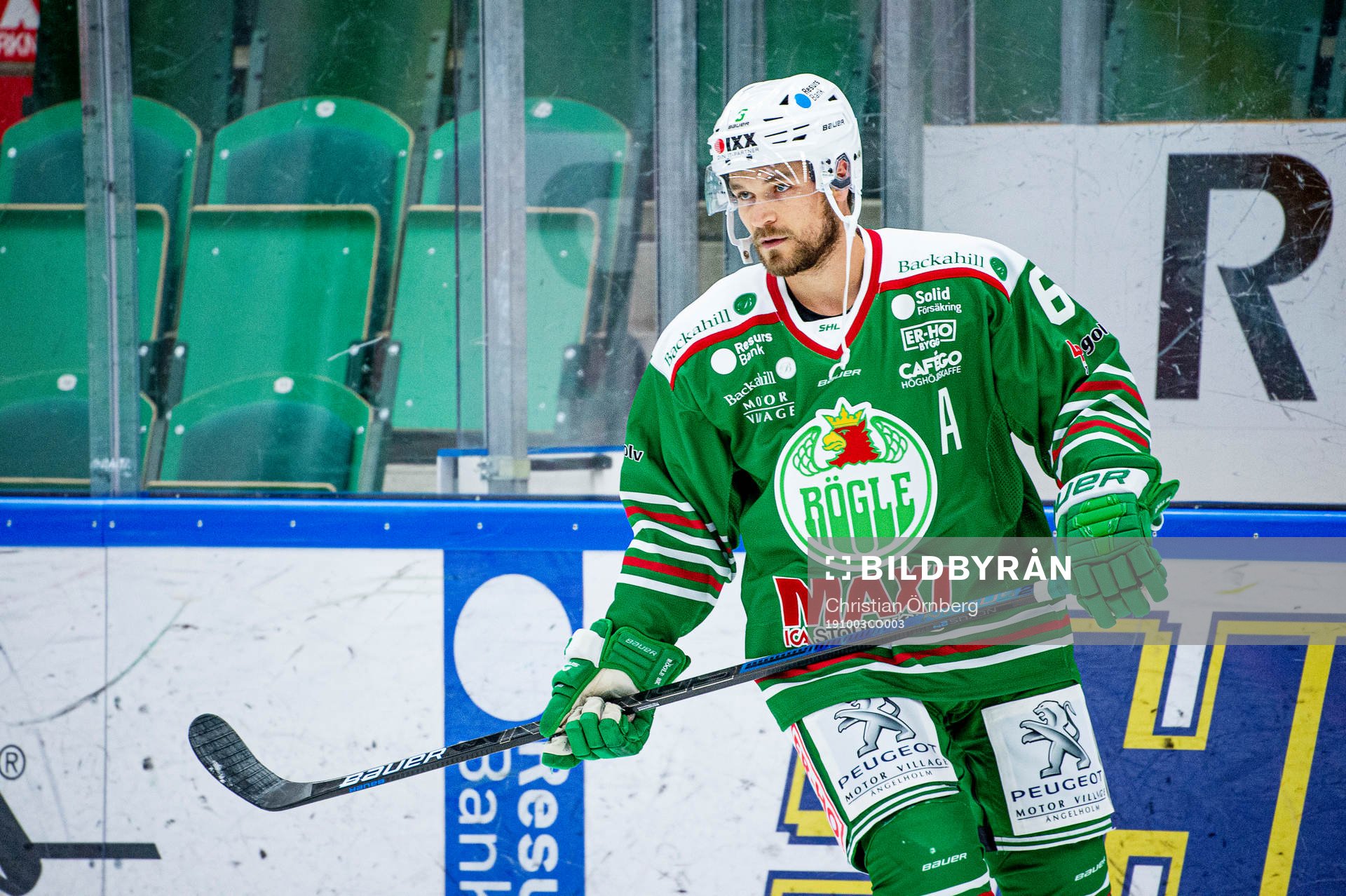 Rögles Craig Schira värmer upp