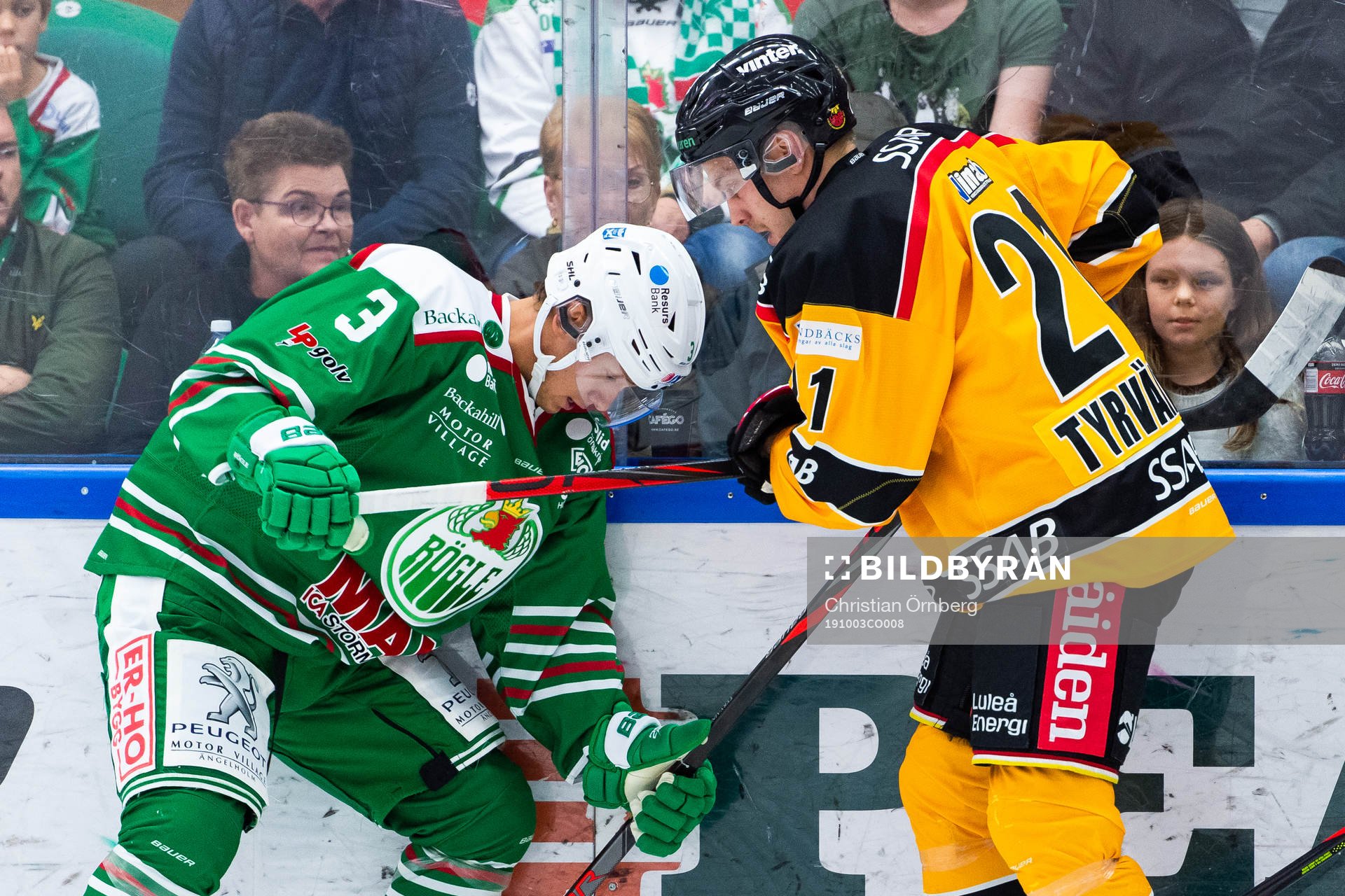 Rögles Daniel Bertov och Luleås Juhani Tyrväinen i kamp