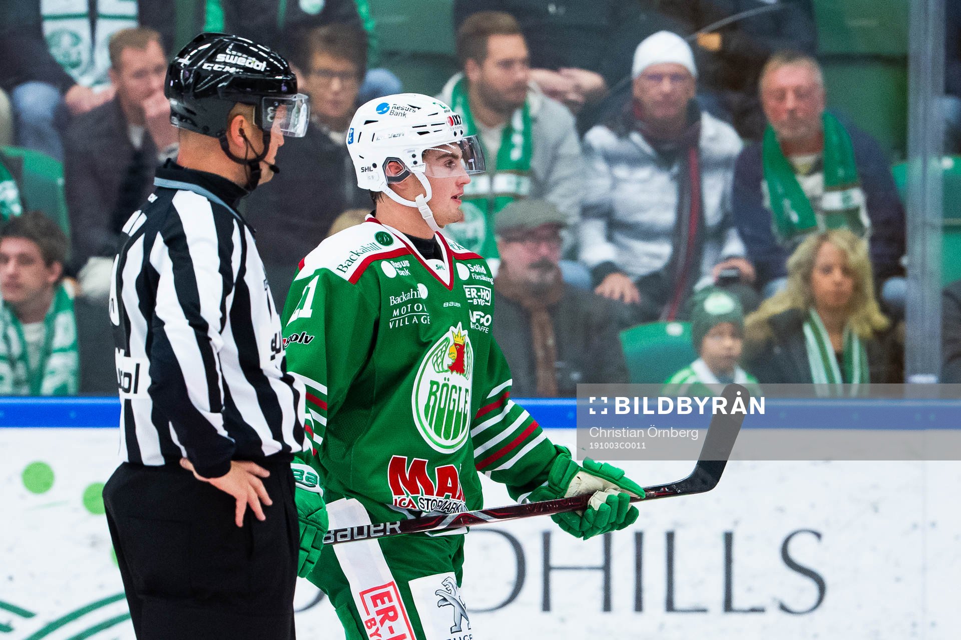 Rögles Nils Höglander får game och lämnar isen