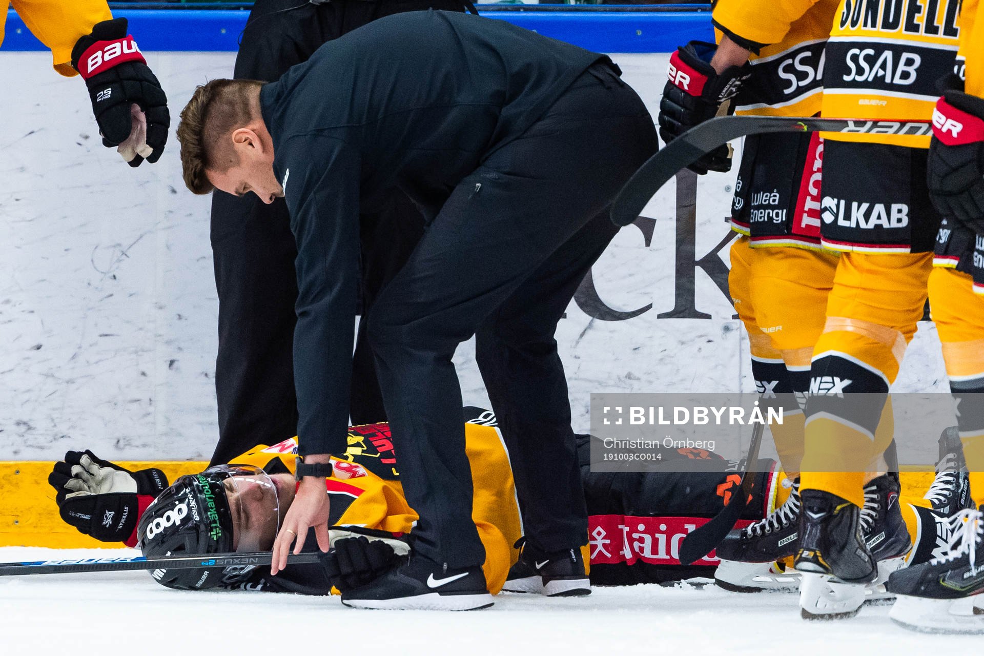 Luleås Fredrik Styrman ligger på isen