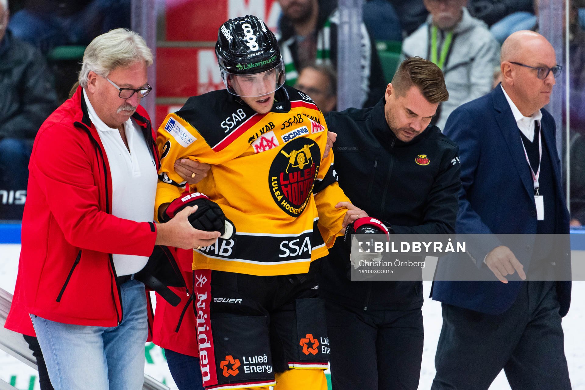 Luleås Fredrik Styrman hjälps av isen