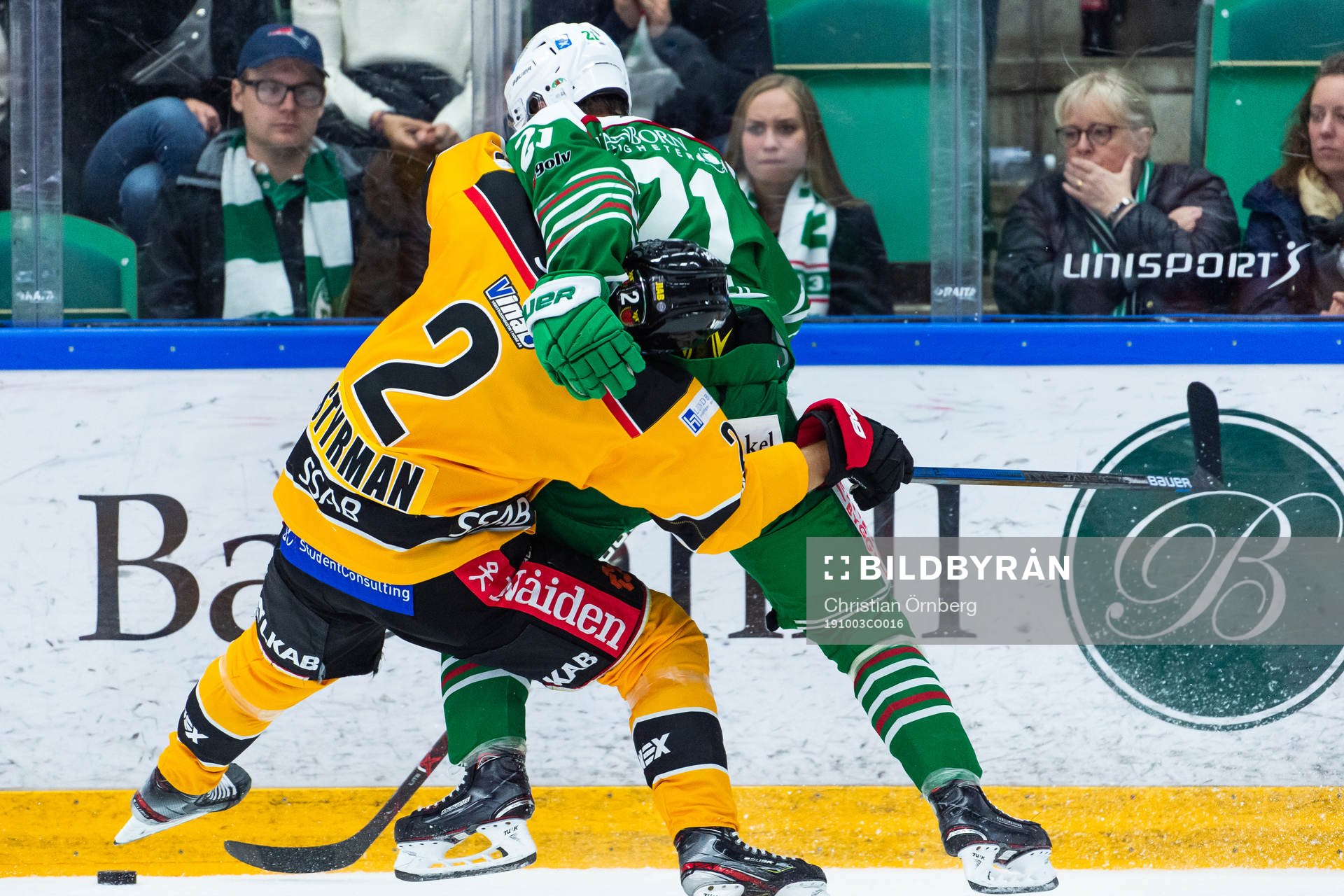 Luleås Fredrik Styrman tacklas av Rögles Nils Höglander
