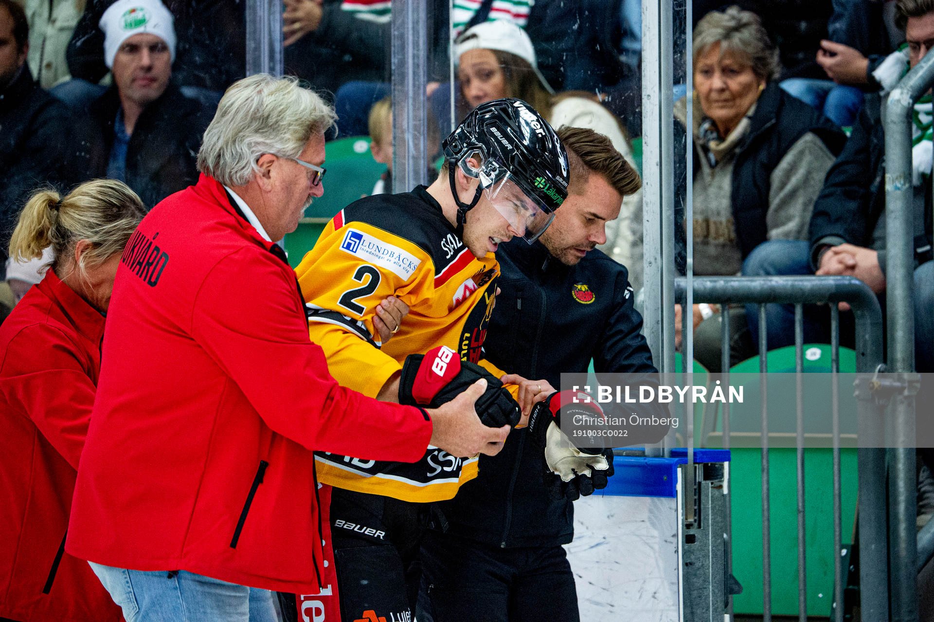 Luleås Fredrik Styrman hjälps ut från planen