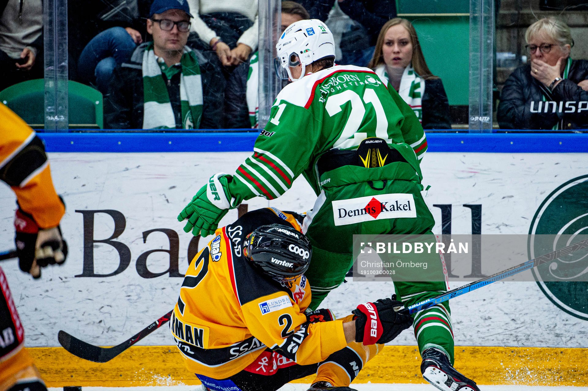 Rögles Nils Höglander tacklar Luleås Fredrik Styrman