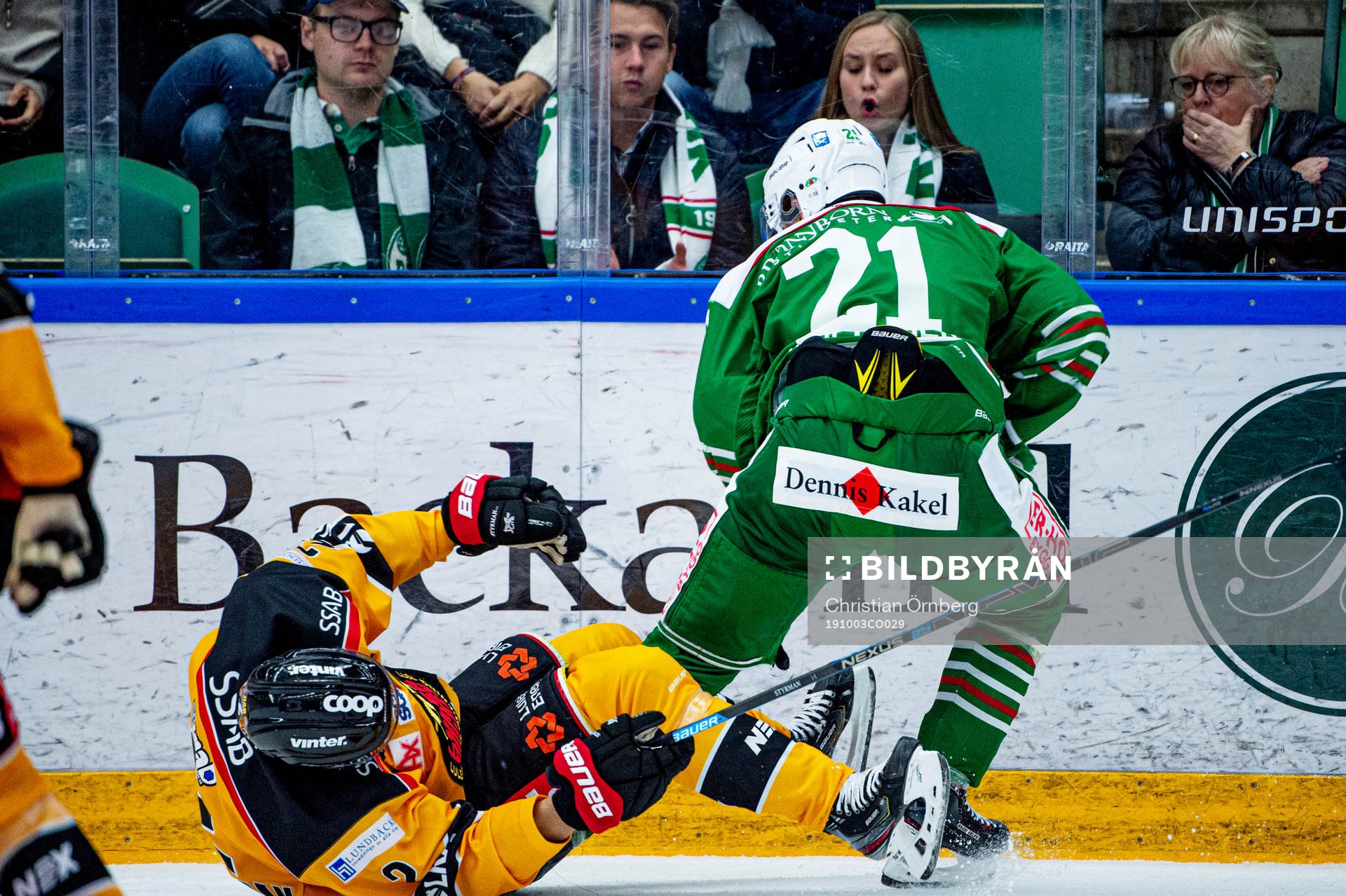 Rögles Nils Höglander tacklar Luleås Fredrik Styrman