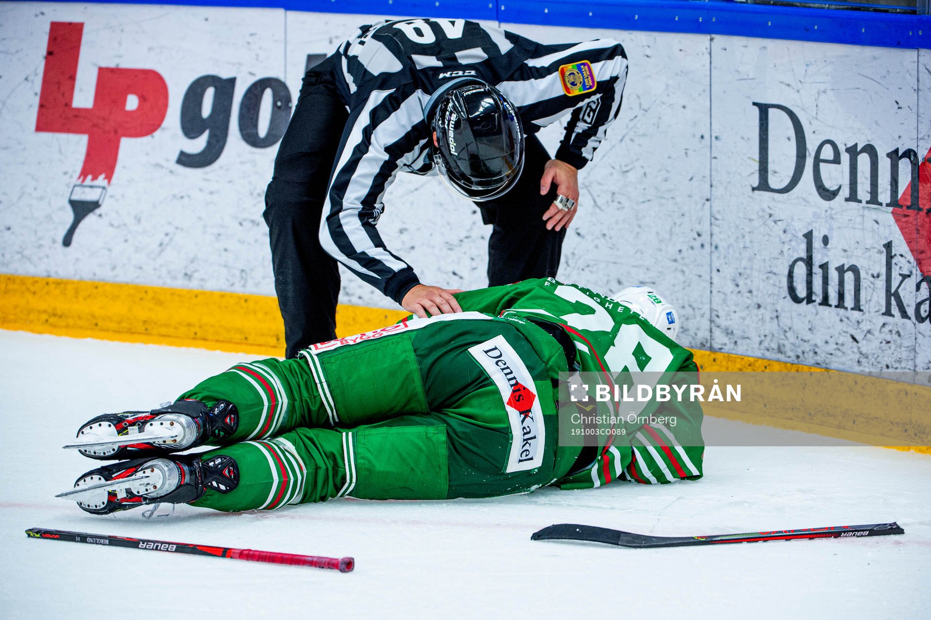 Rögles Anton Bengtsson blir liggandes på isen