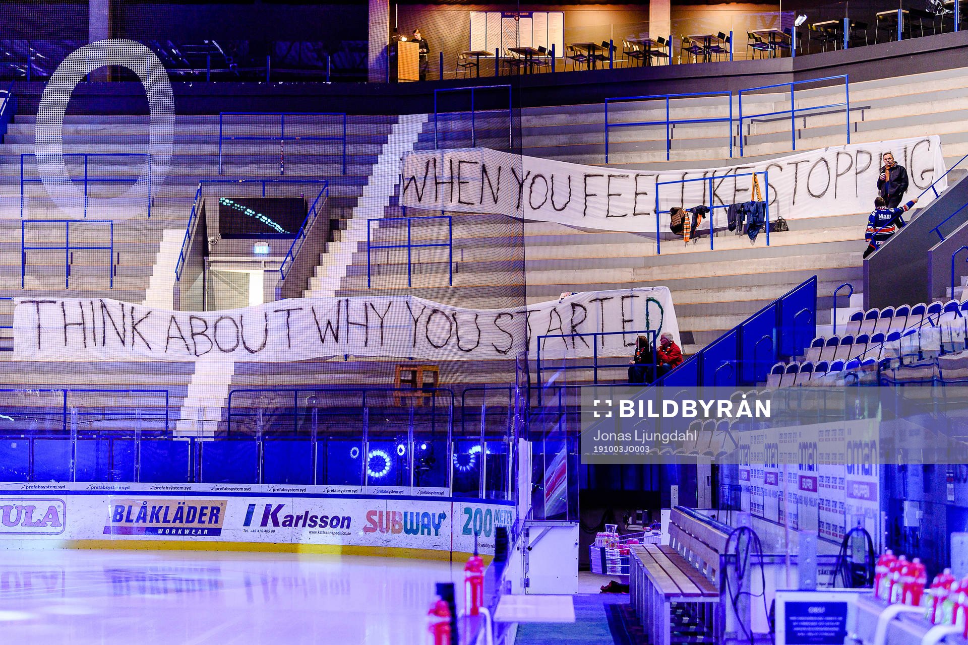 Banderoll på läktaren före ishockeymatchen i SHL mellan