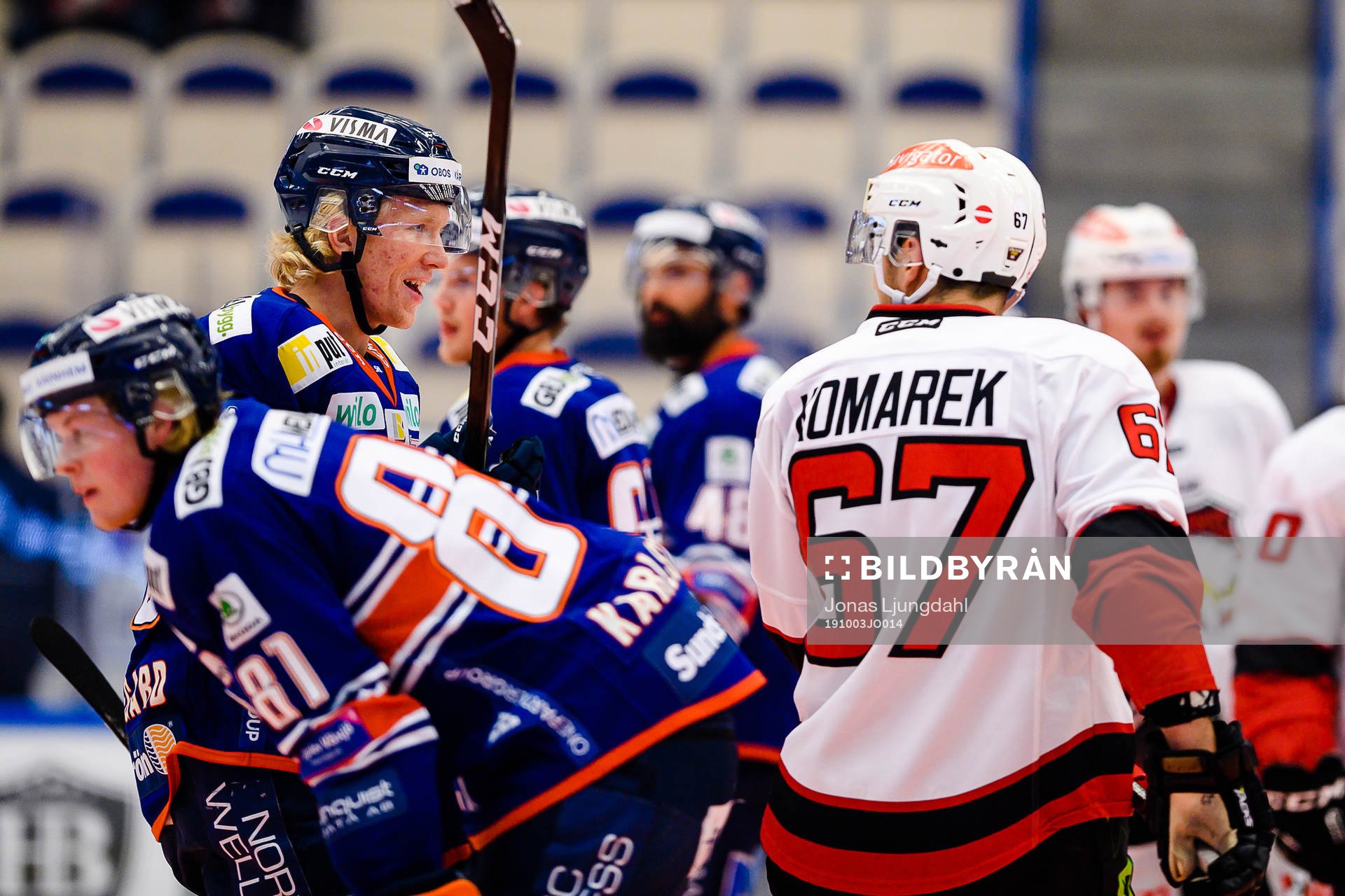 Växjös Marcus Sylvegård  pratar med Malmö Redhawks