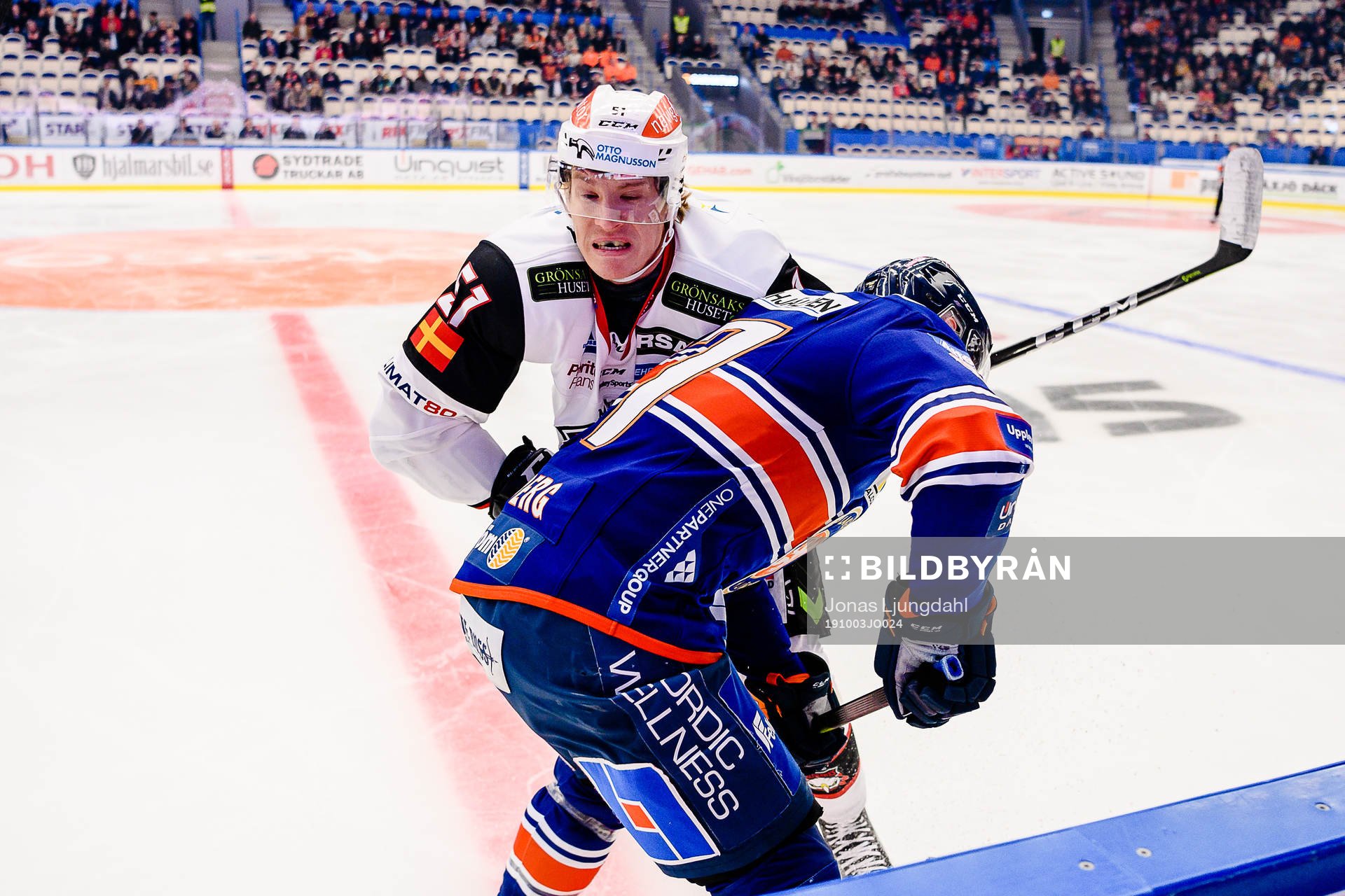 Malmö Redhawks Emil Sylvegård tacklar Växjös Martin