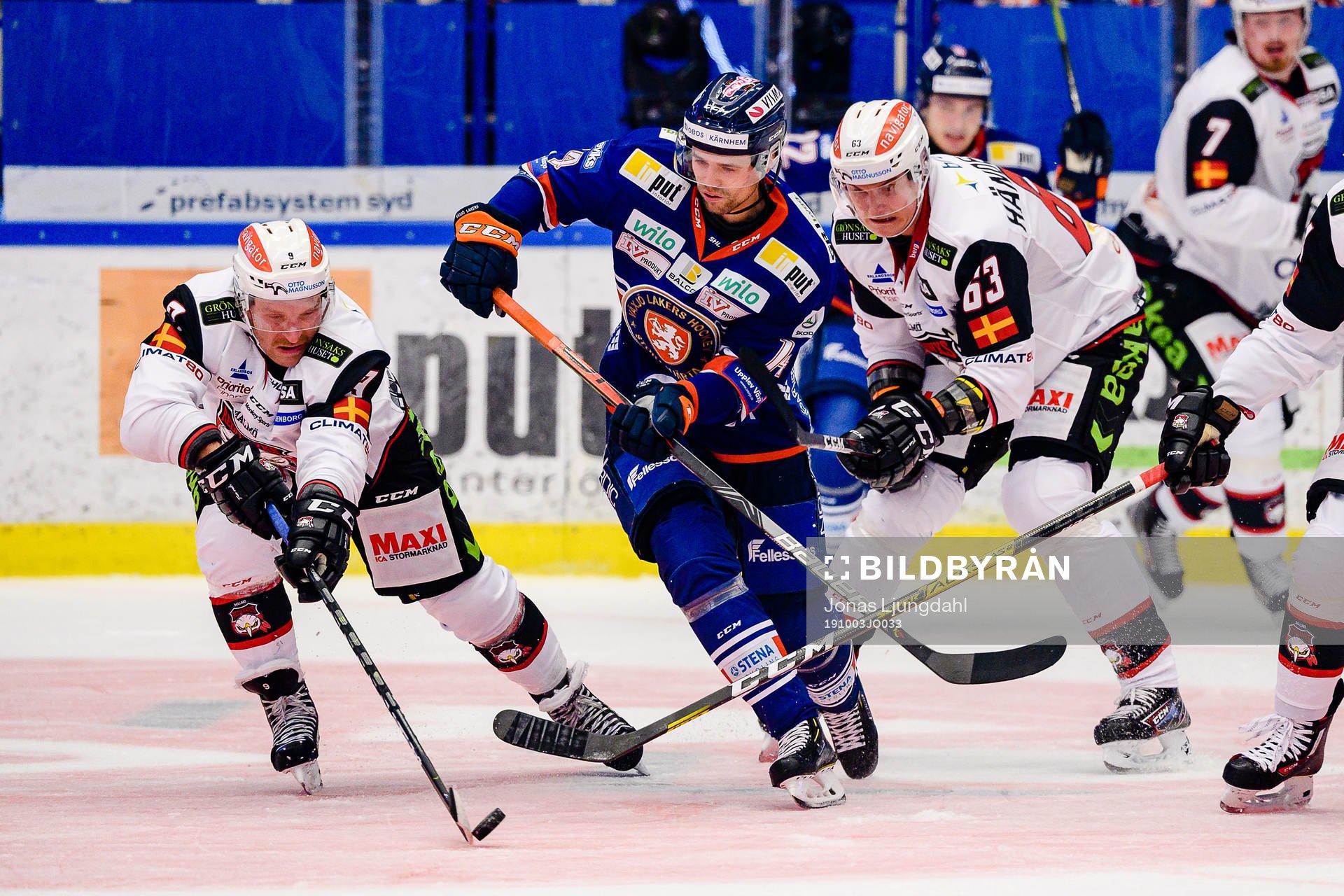 Växjös Emil Pettersson mellan Malmö Redhawks Frederik