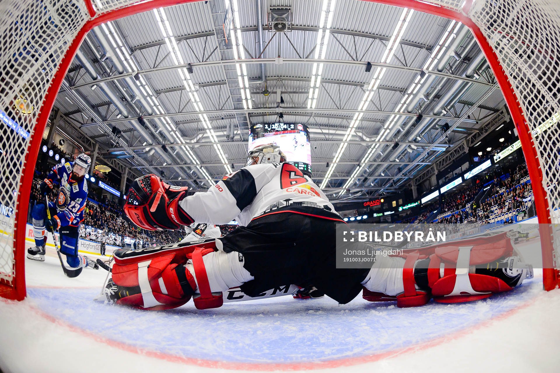 Malmö Redhawks målvakt Oscar Alsenfelt sträcker ut när
