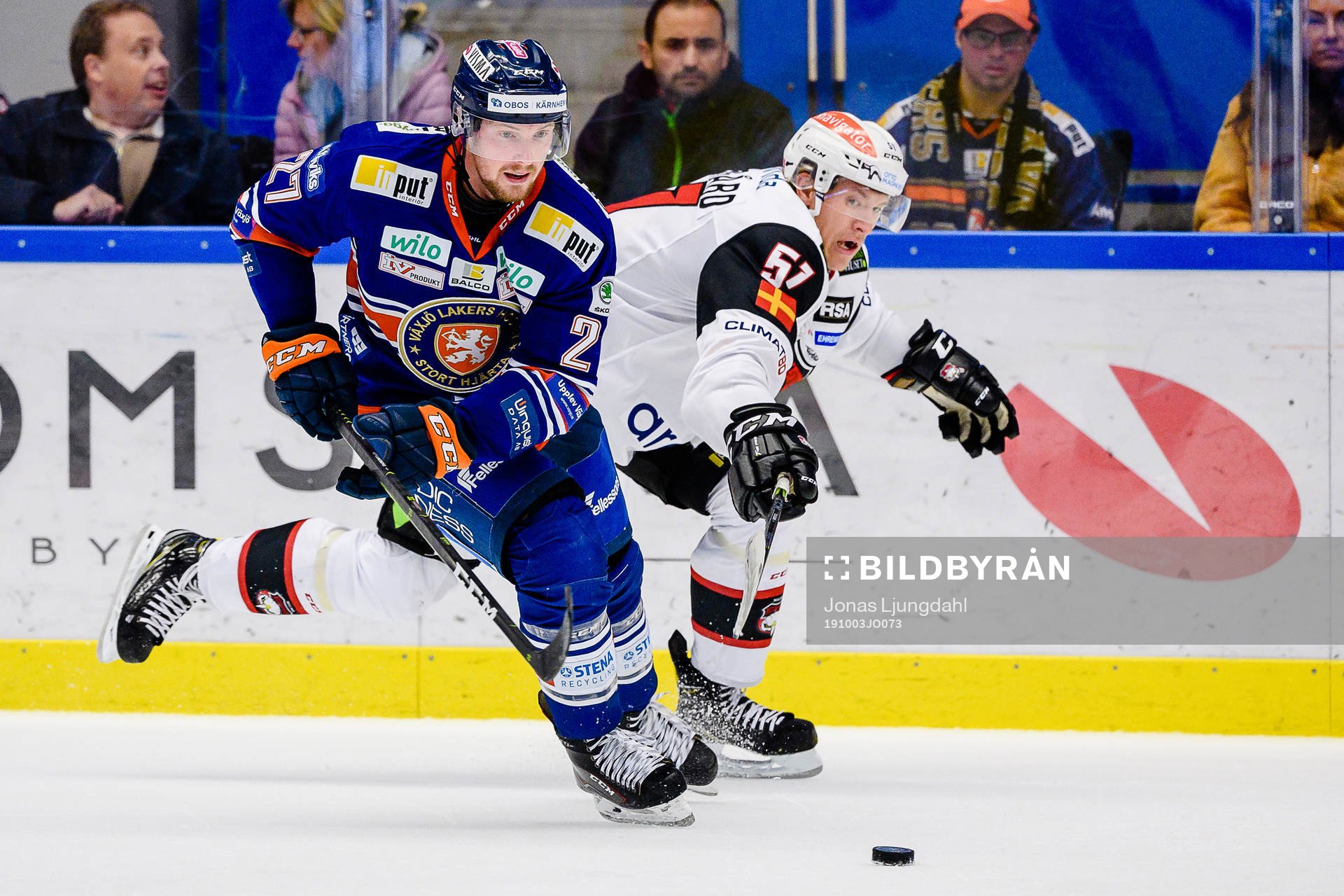 Växjös Martin Lundberg jagas av Malmö Redhawks Emil