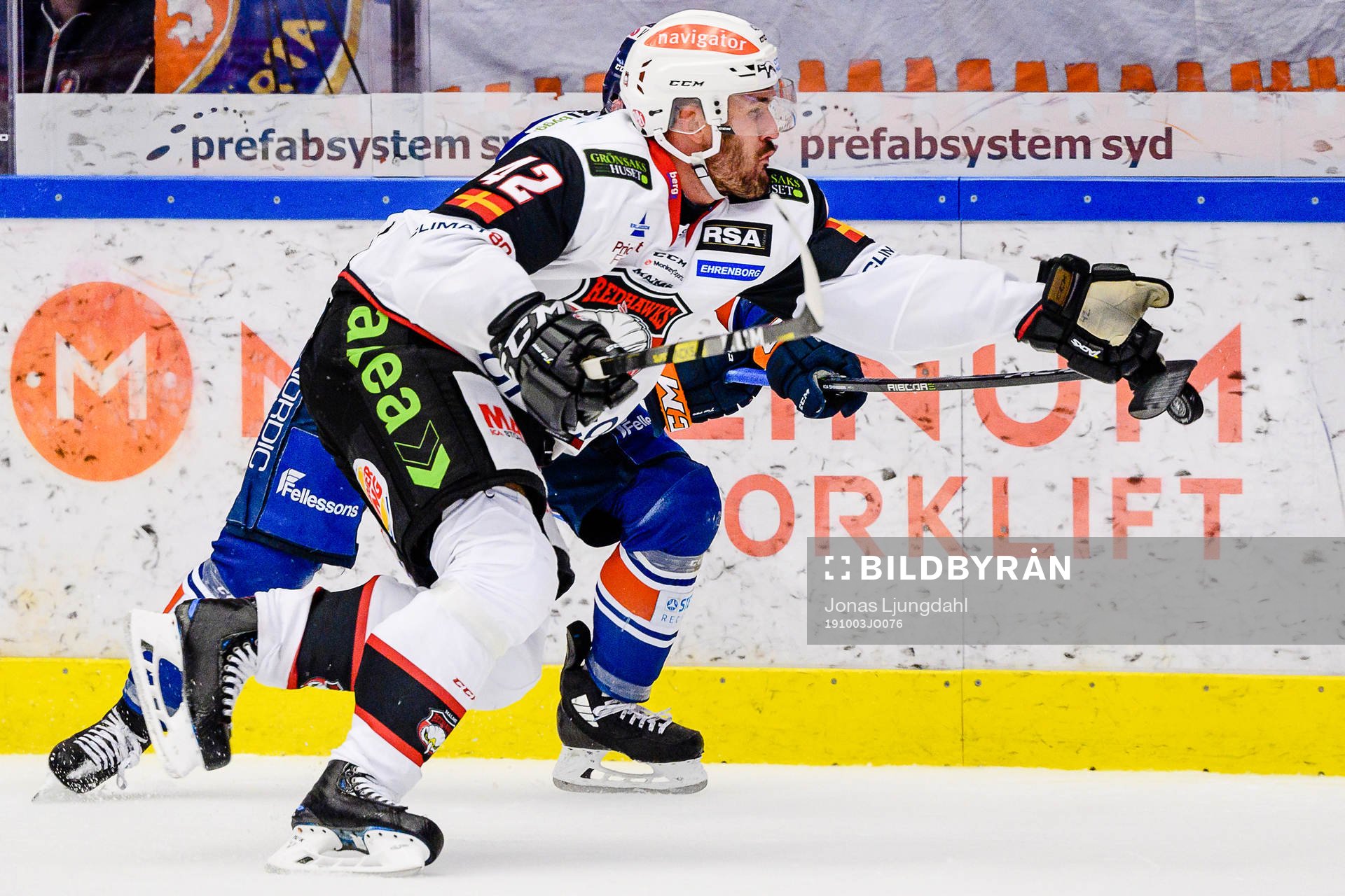 Malmö Redhawks Niklas Arell sträcker sig