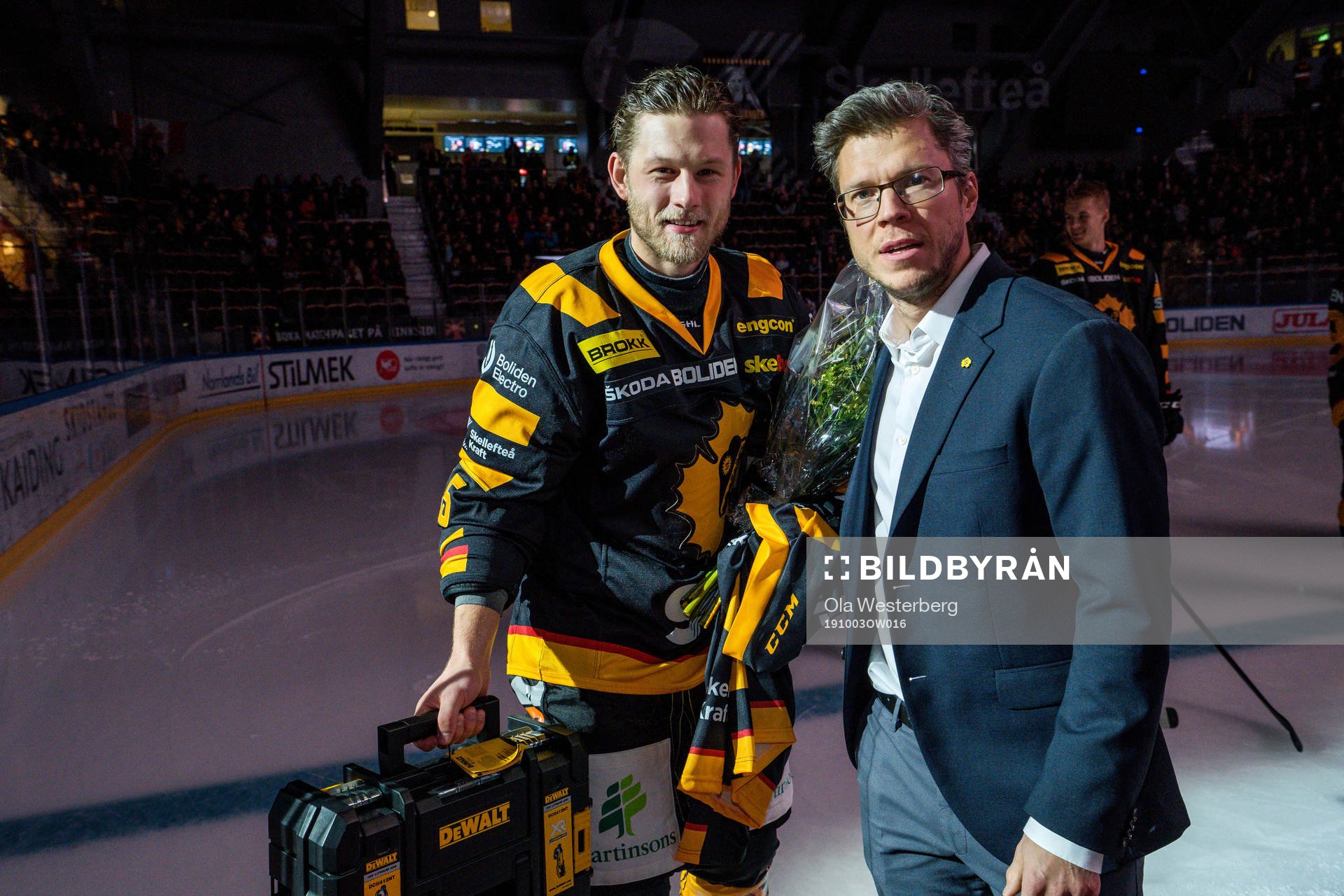 Skellefteås Oscar Möller tar emot pris för 200 SHL