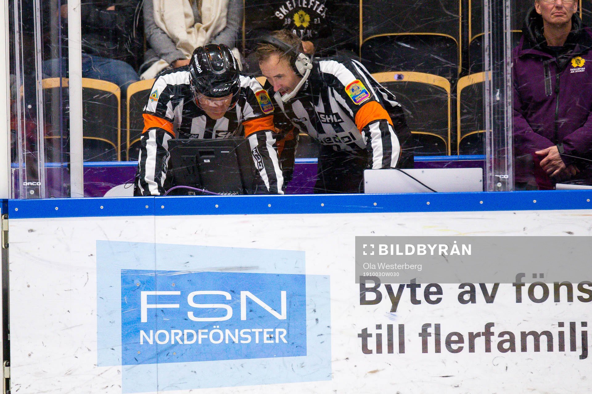 Domarna Tobias Björk och Linus Öhlund videogranskar