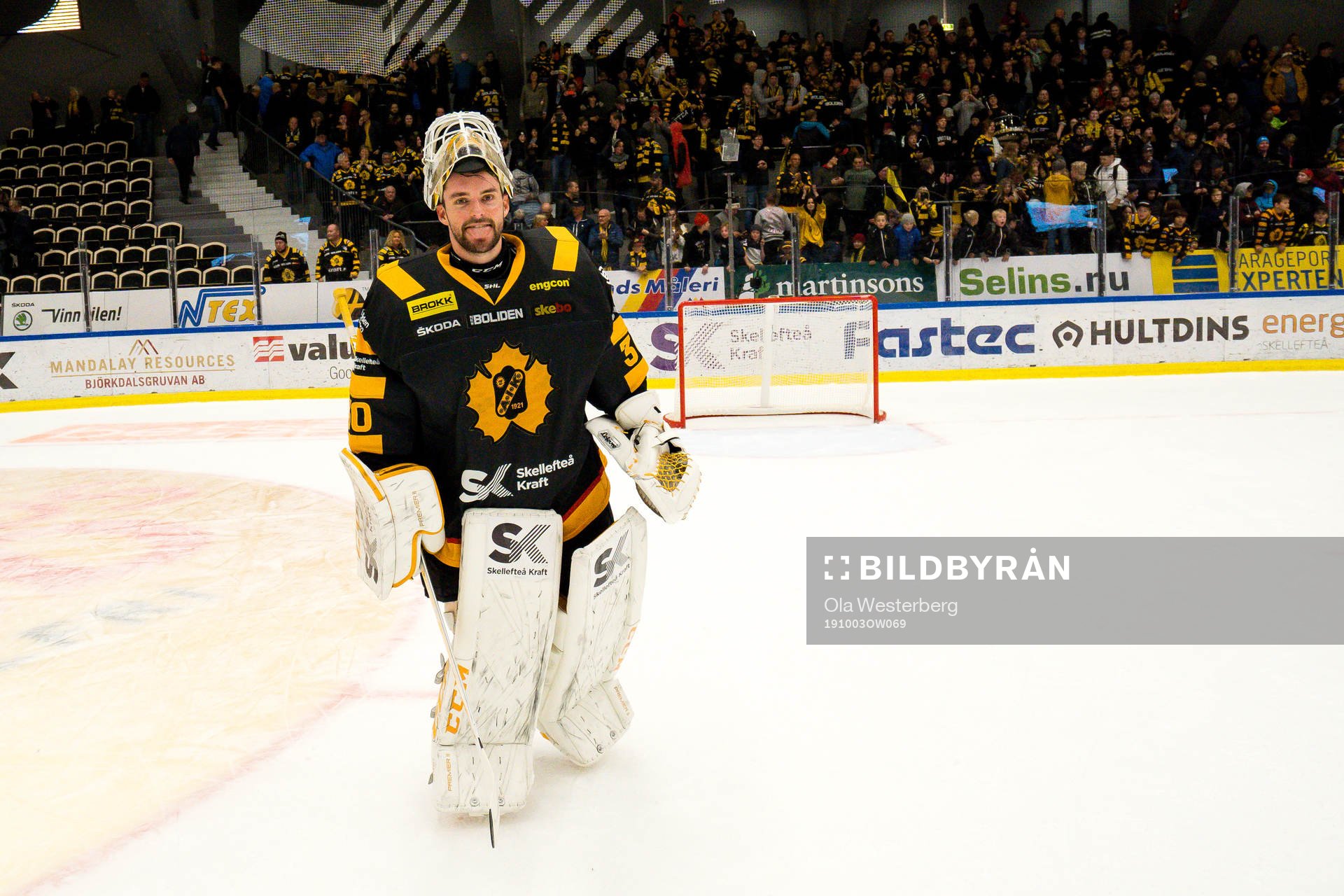 Skellefteås målvakt Gustaf Lindvall jublar