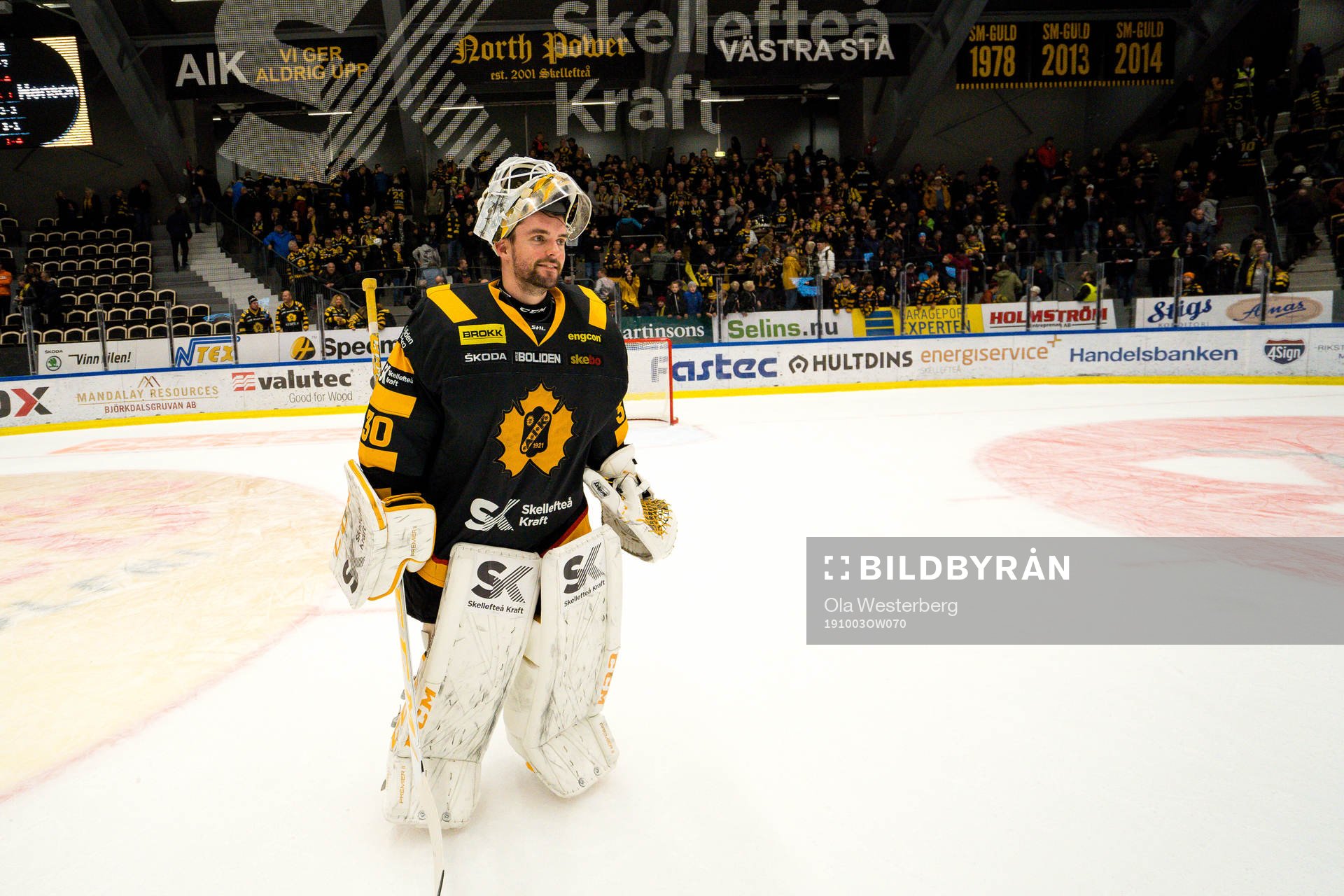 Skellefteås målvakt Gustaf Lindvall jublar