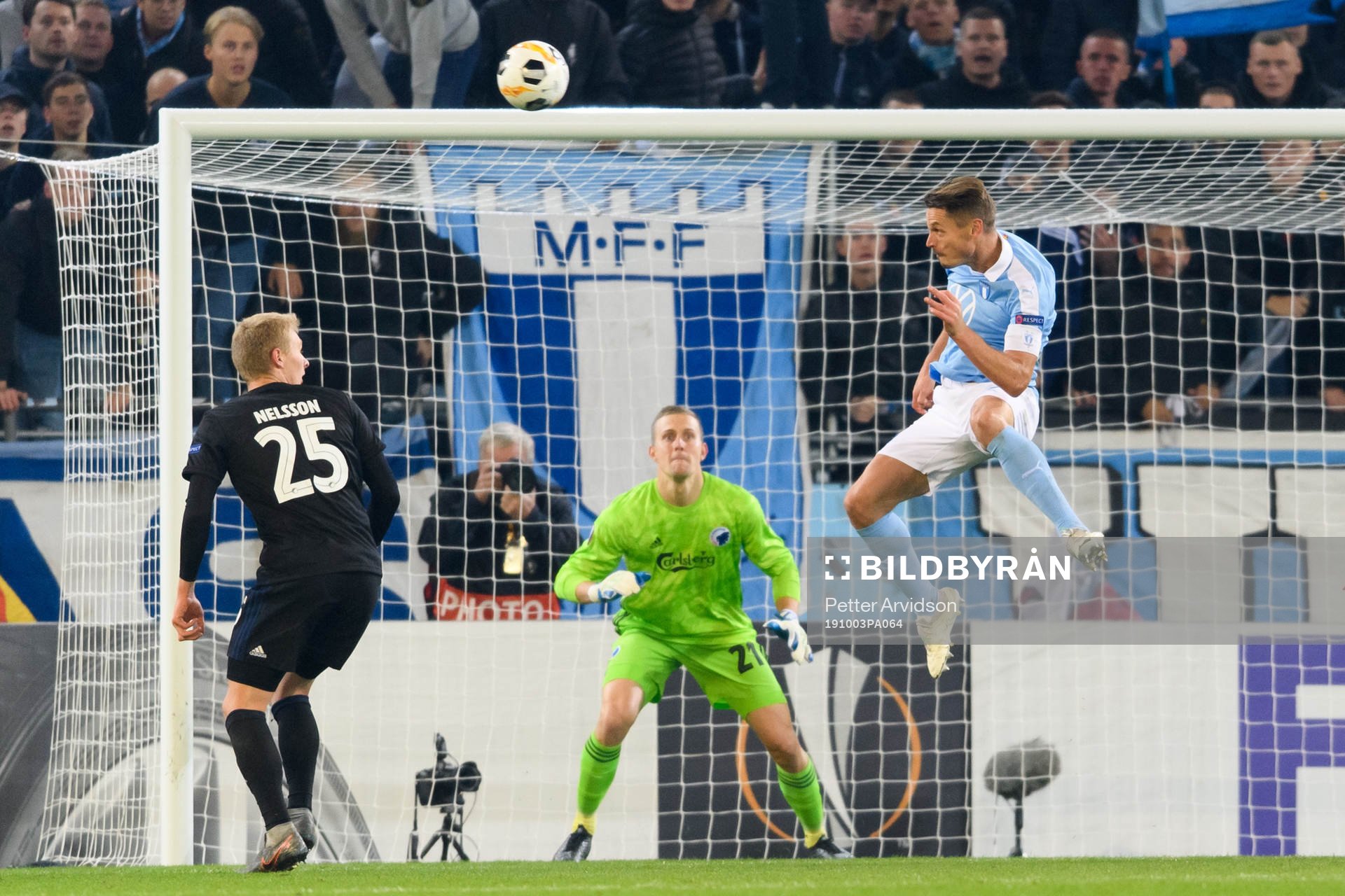 Markus Rosenberg of Malmö FF scores 1-1