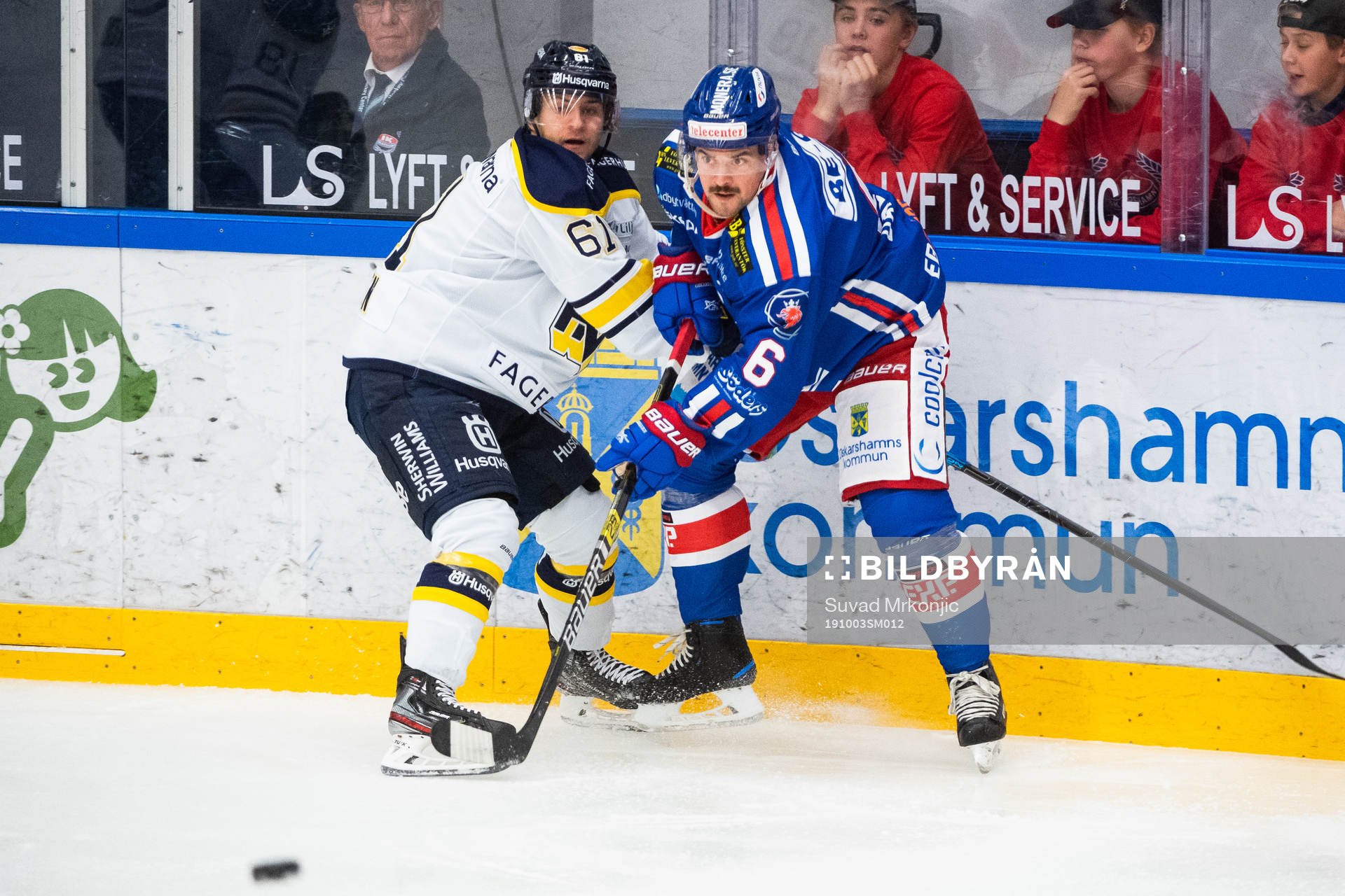s Juuso Ikonen och Oskarshamns Jesper Dahlroth i kamp om