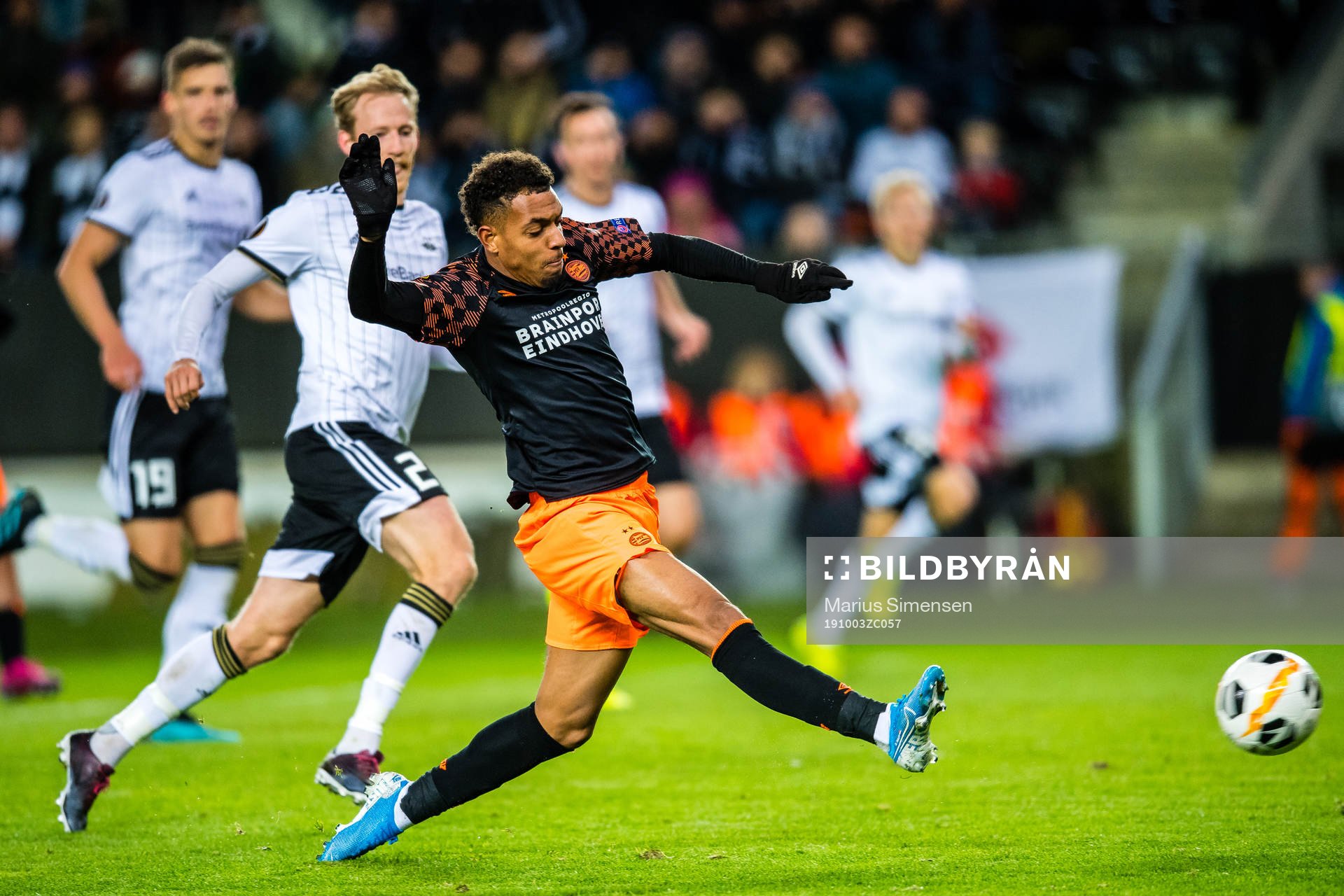 Donyell Malen of PSV Eindhoven scores the 1-4 goal