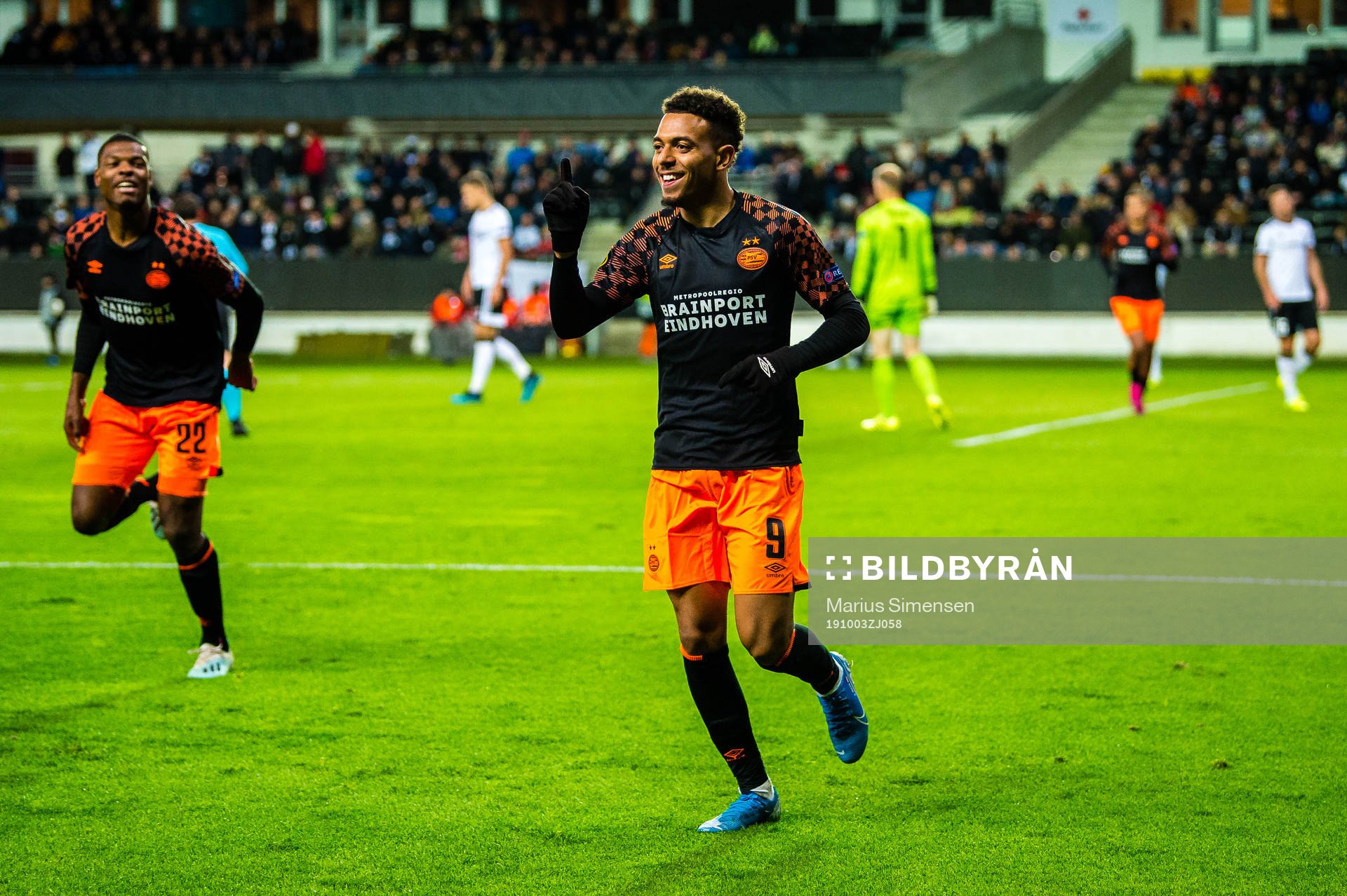 Donyell Malen of PSV Eindhoven celebrates
