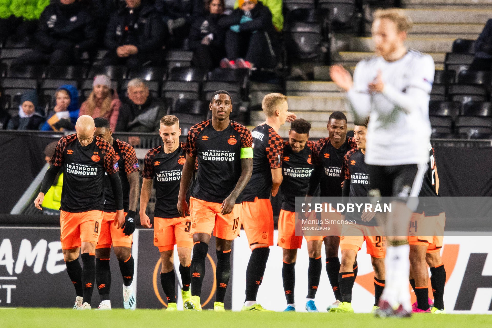Donyell Malen of PSV Eindhoven celebrate with team mates