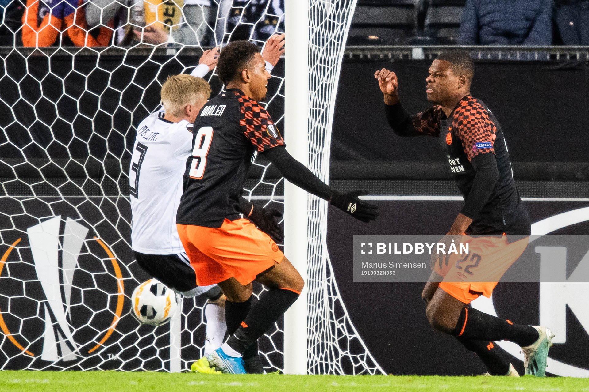 Donyell Malen and Denzel Dumfries of PSV Eindhoven celebrate