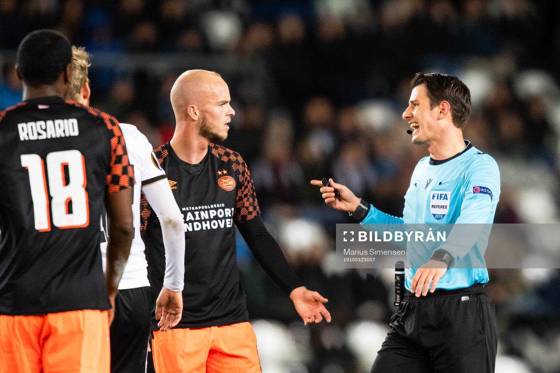Jorrit Hendrix of PSV Eindhovenin discussion with referee
