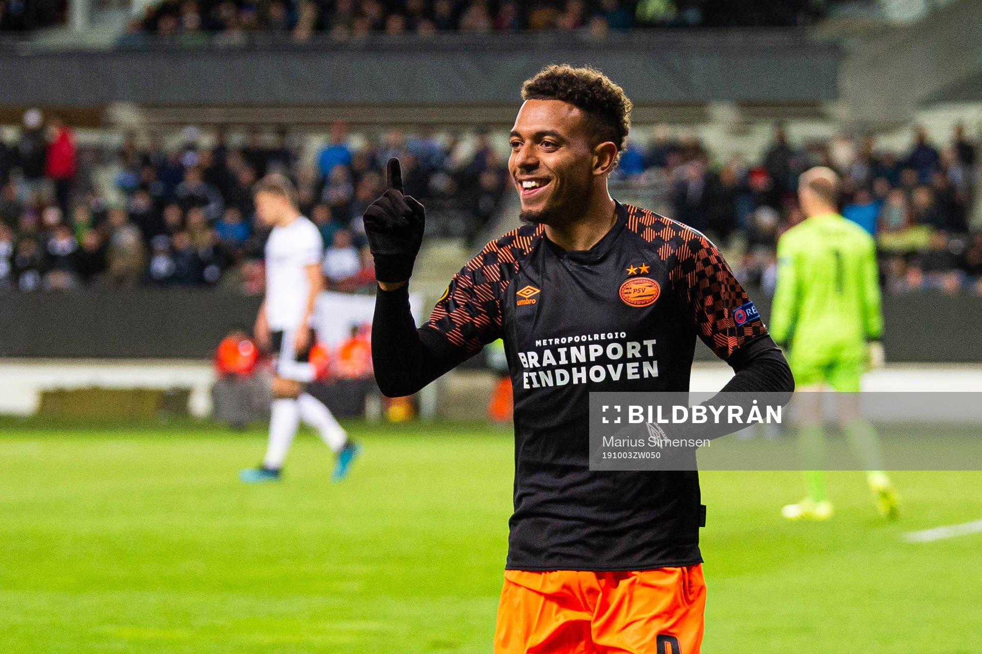 Donyell Malen of PSV Eindhoven celebrates scoring 1-4