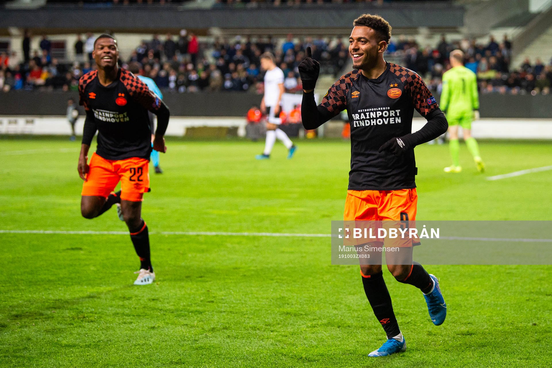 Donyell Malen of PSV Eindhoven celebrates scoring 1-4
