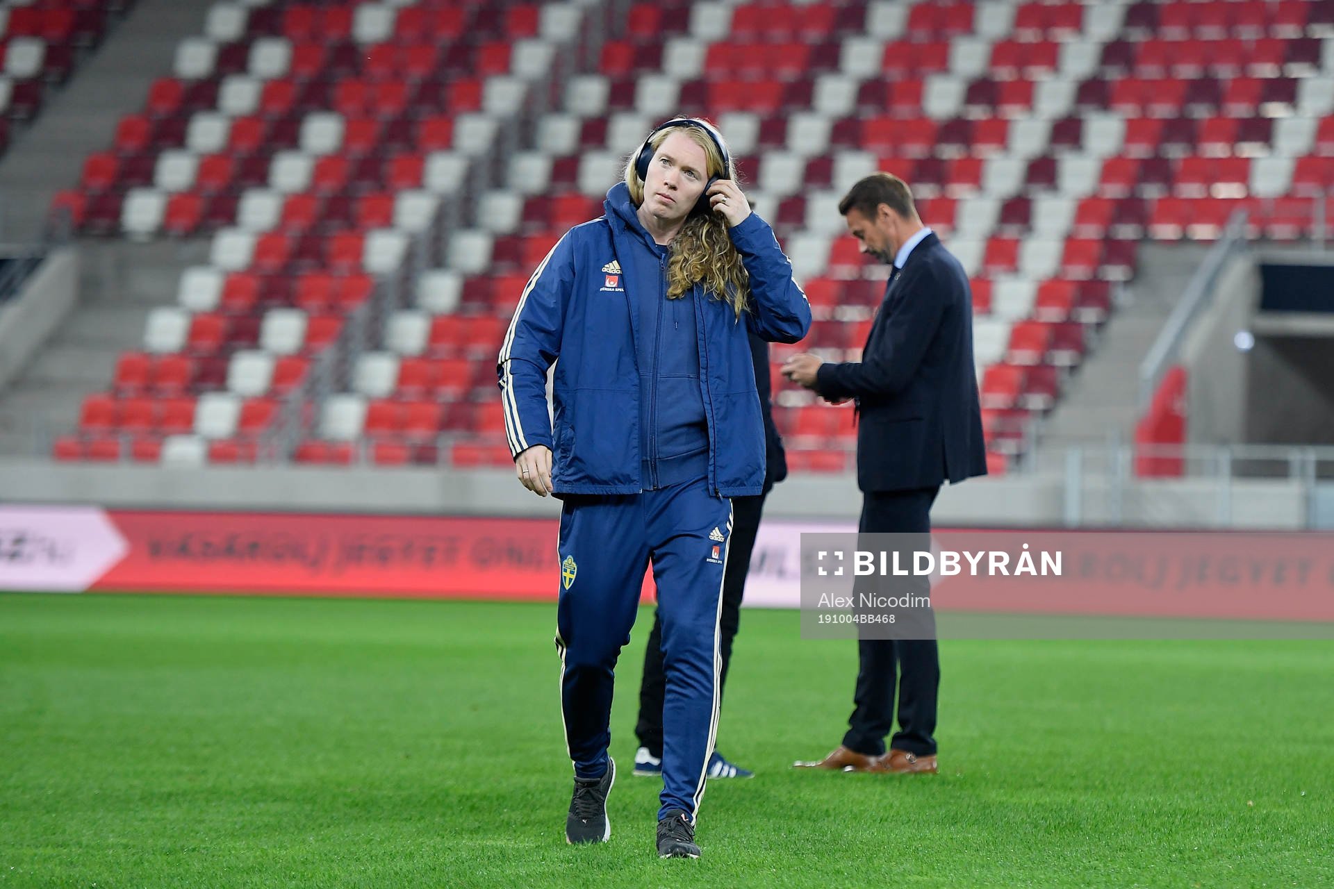 Hedvig Lindahl of Sweden relaxes