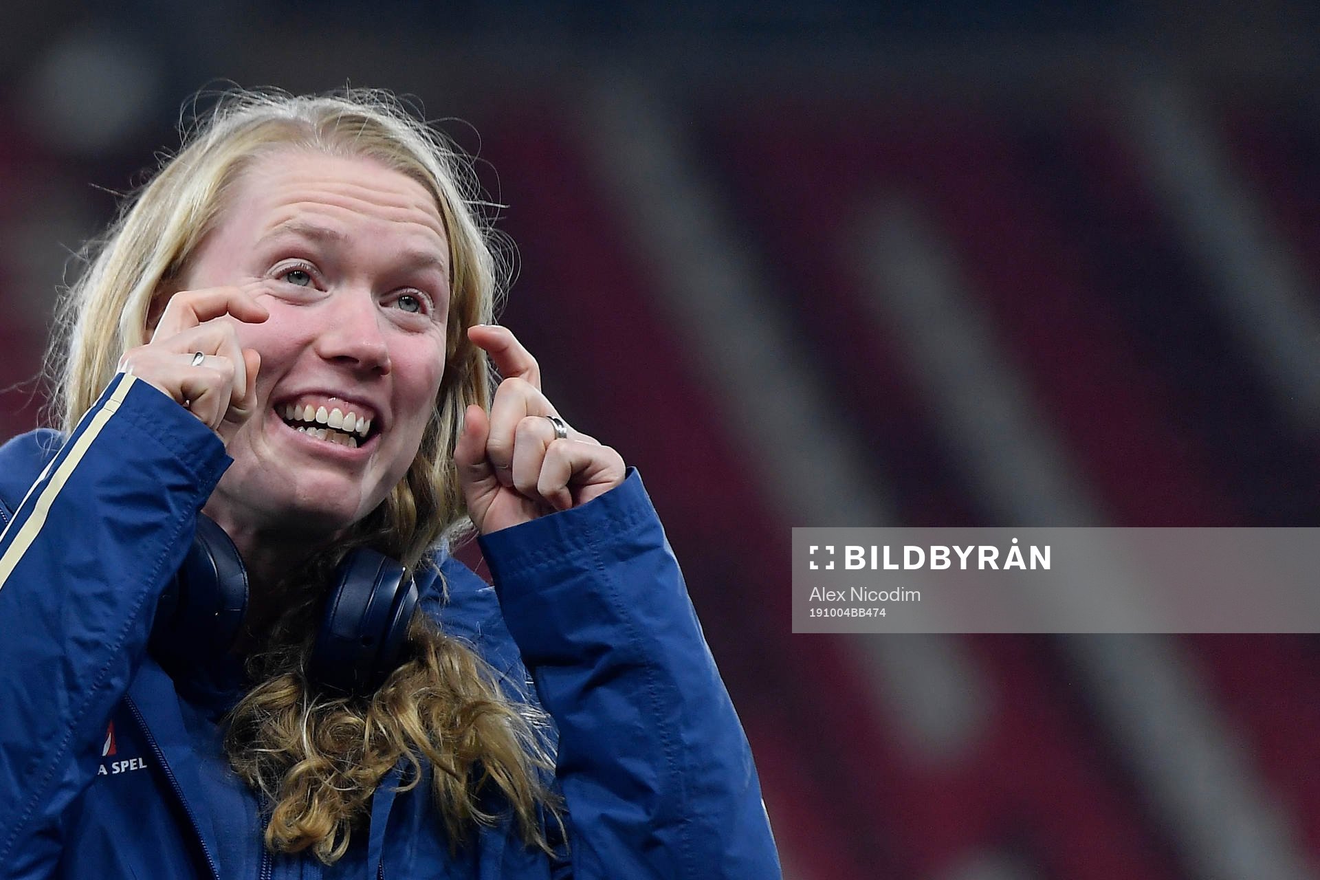 Hedvig Lindahl of Sweden makes jokes