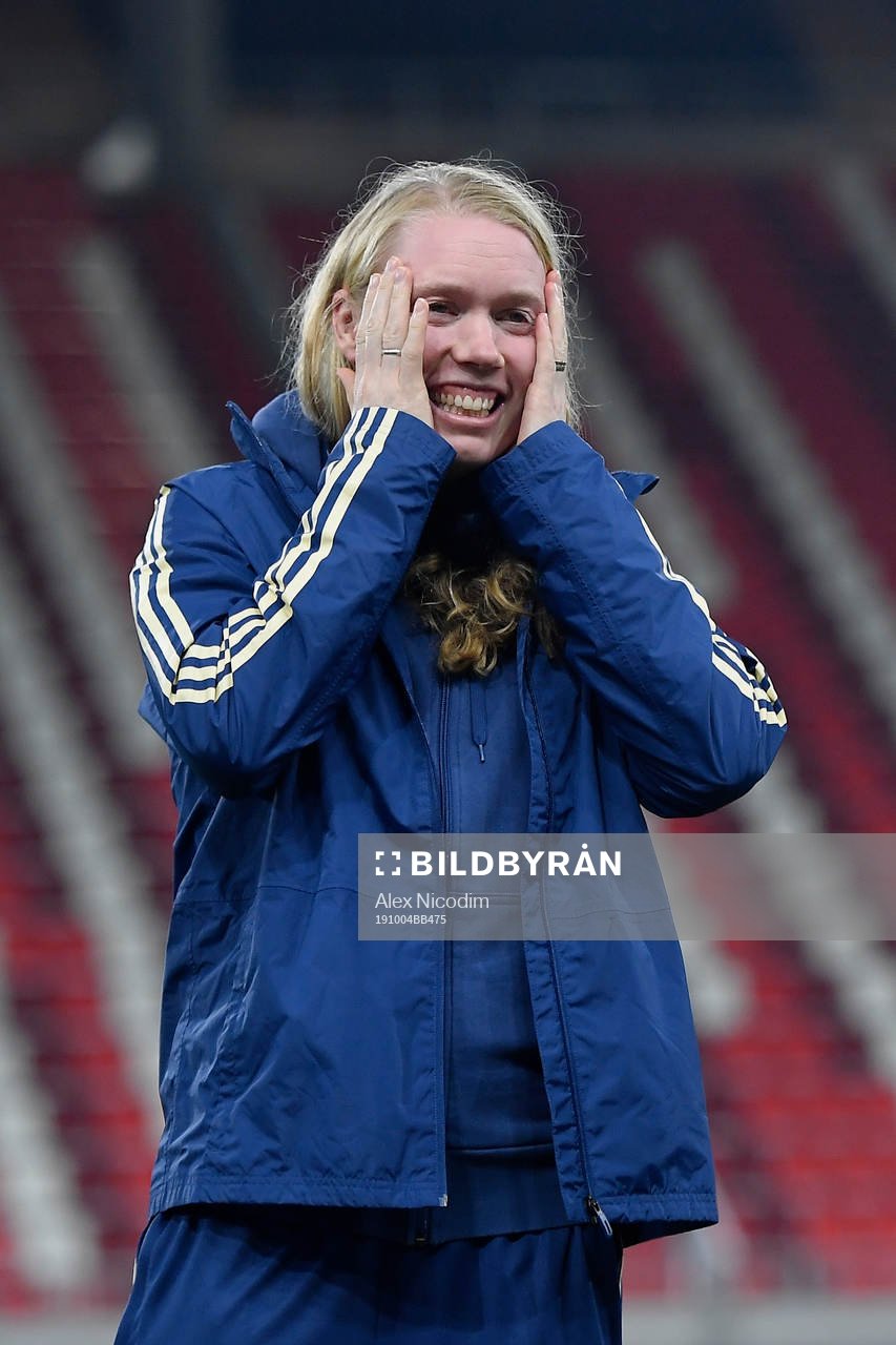 Hedvig Lindahl of Sweden makes jokes