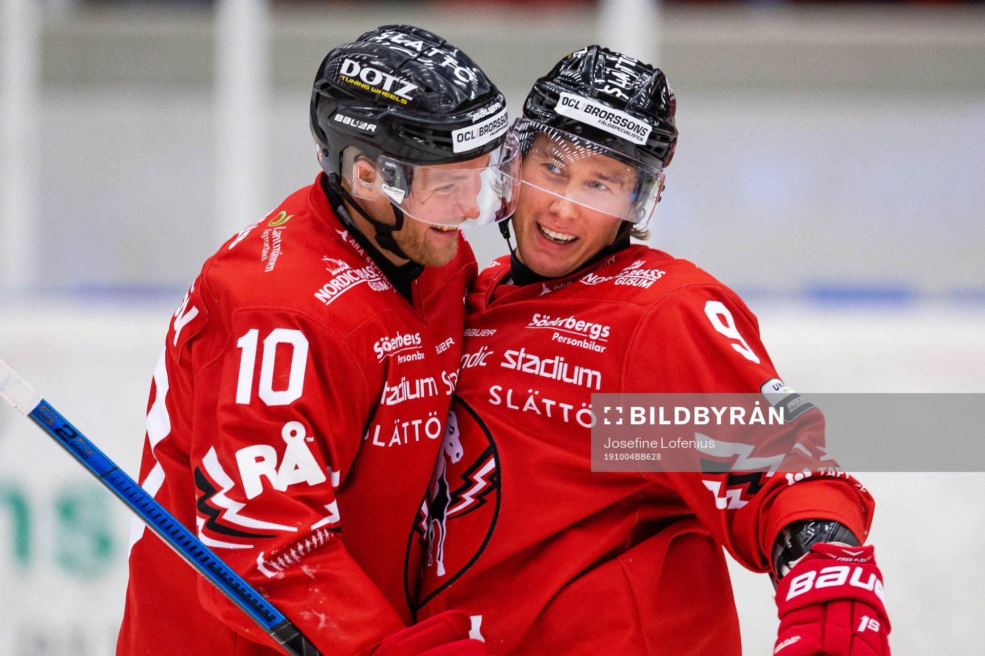 Vita Hästens Jesper Samuelsson jublar med målskytten till