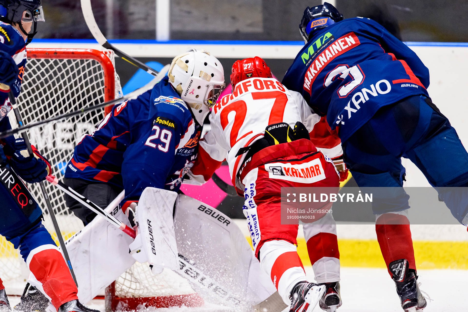 Halmstads  Målvakt Anton Malmborg  och  Troja/Ljungbys