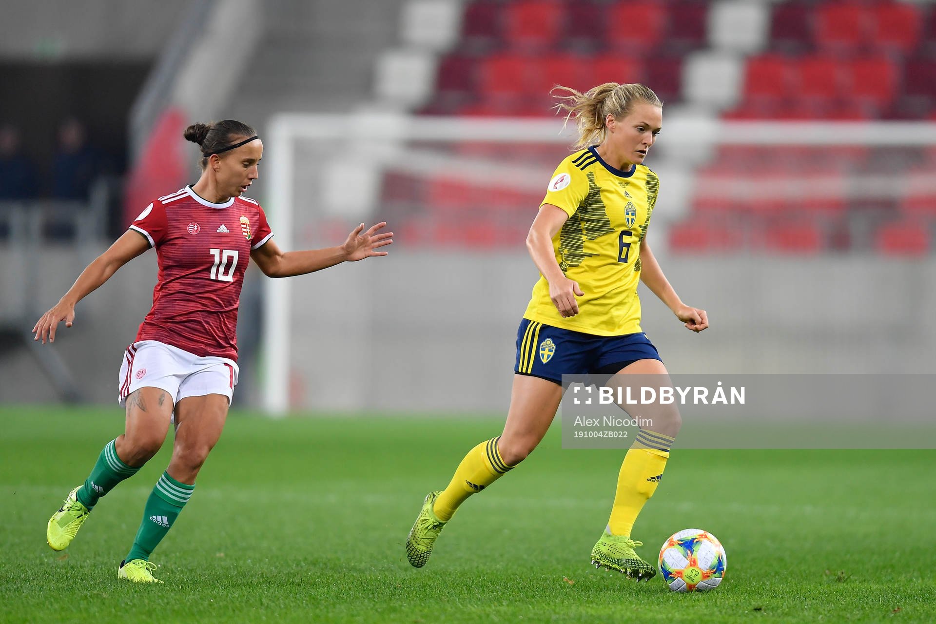 Magdalena Ericsson of Sweden vies against Fanni Vago of