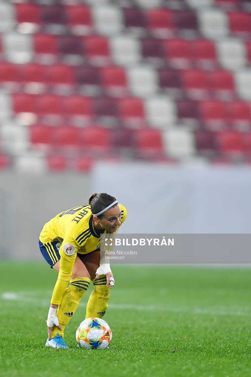 Kosovare Asllani of Sweden reacts