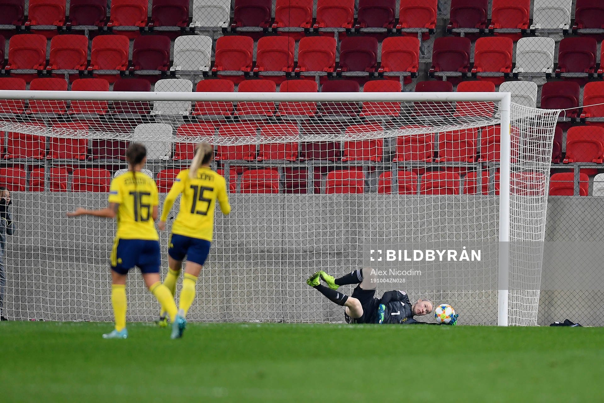 Hedvig Lindahl of Sweden