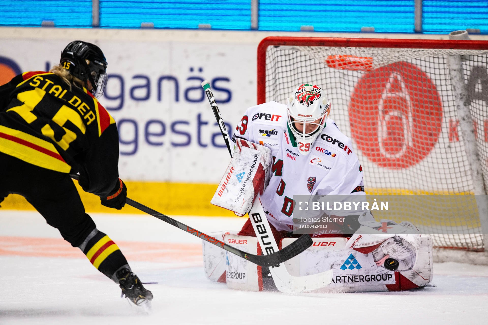 Modos målvakt Klara Peslarova räddar Brynäs Lara Stalder